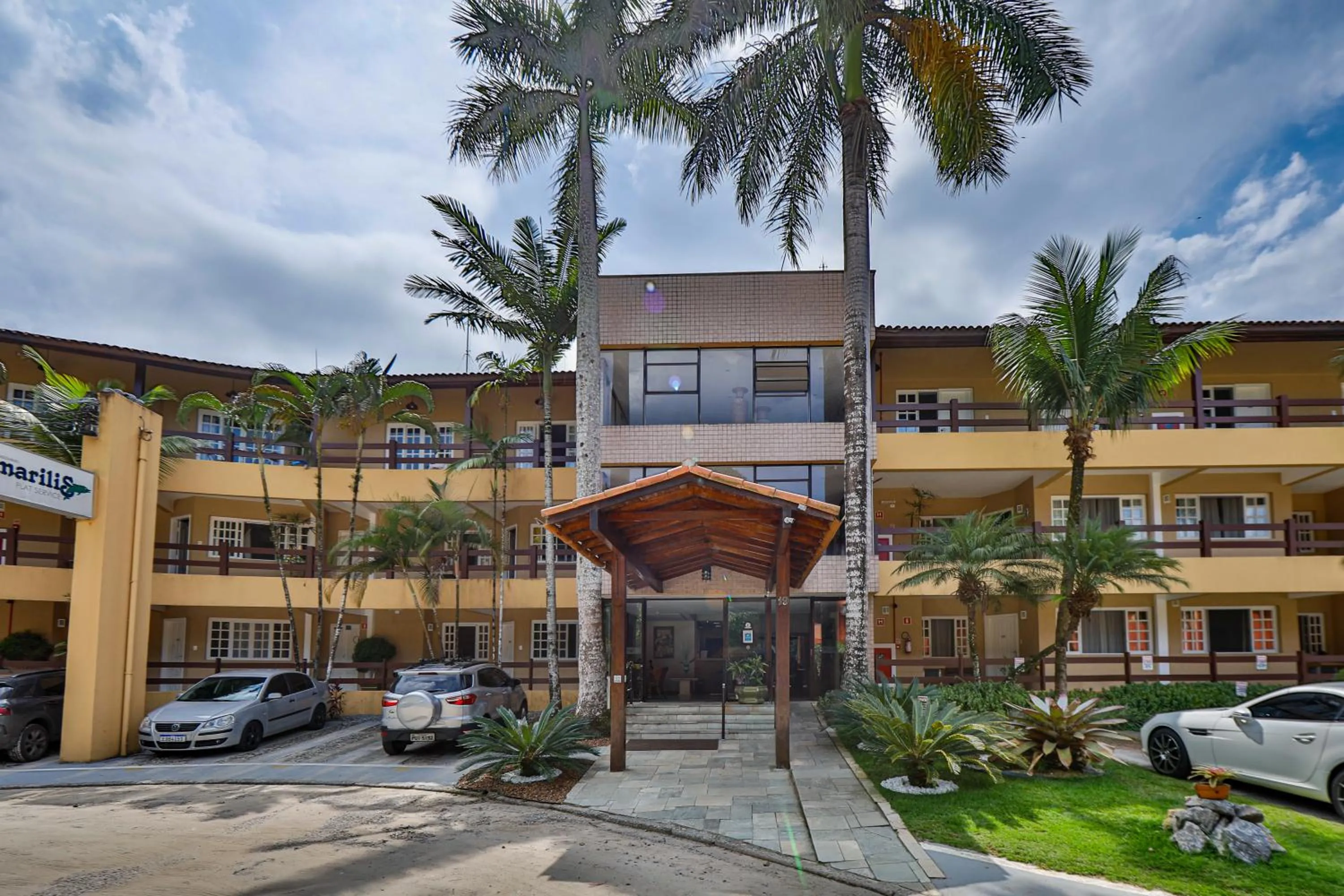 Property building in Flat estudio 110 Amarilis Riviera de São Lourenço, 03 piscina climatizada, serviço de hotelaria, limpesa e troca de toalhas diária, carregador veiculo elétrico e servico de praia finais de semana WiFi 500