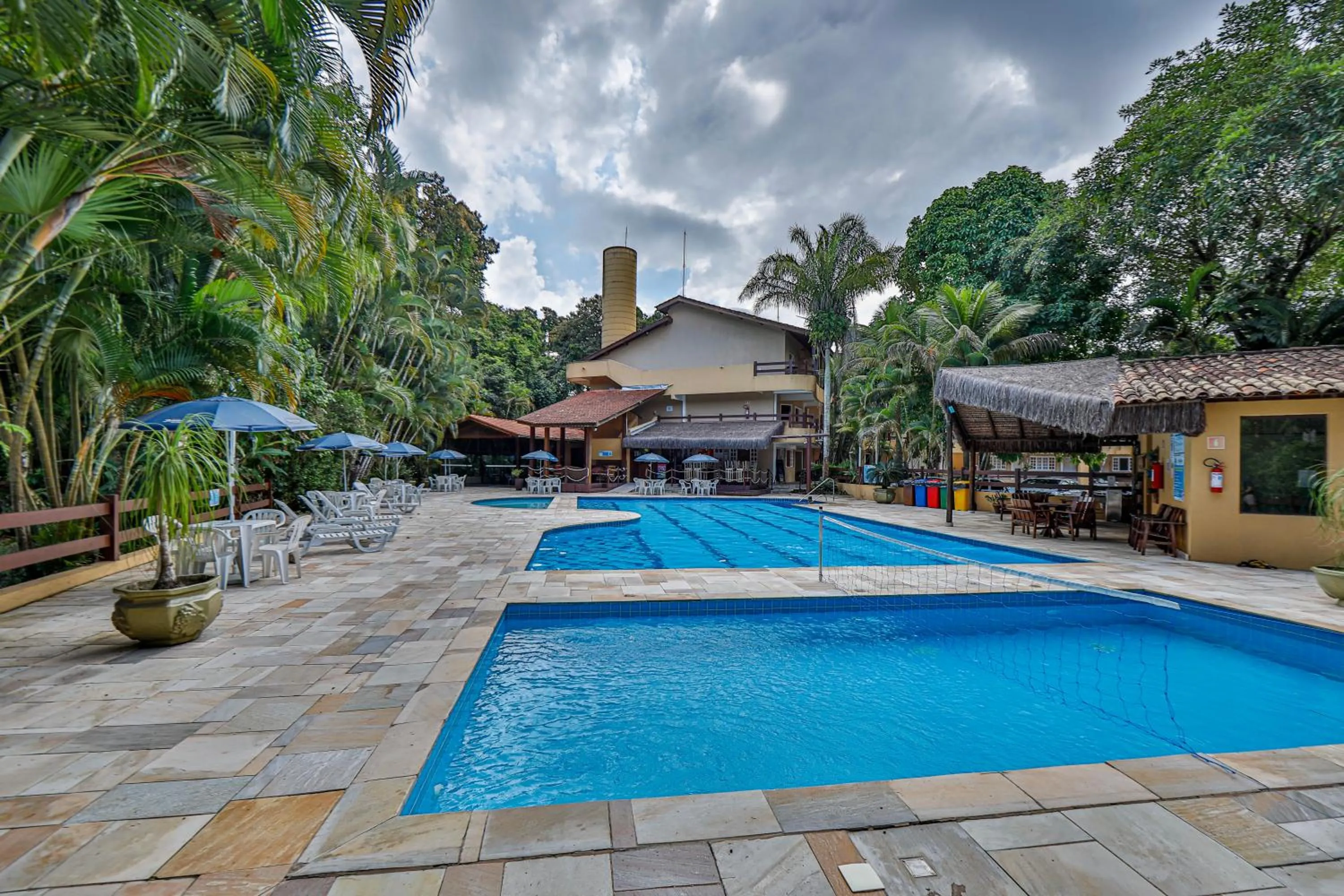 Pool view in Flat estudio 110 Amarilis Riviera de São Lourenço, 03 piscina climatizada, serviço de hotelaria, limpesa e troca de toalhas diária, carregador veiculo elétrico e servico de praia finais de semana WiFi 500
