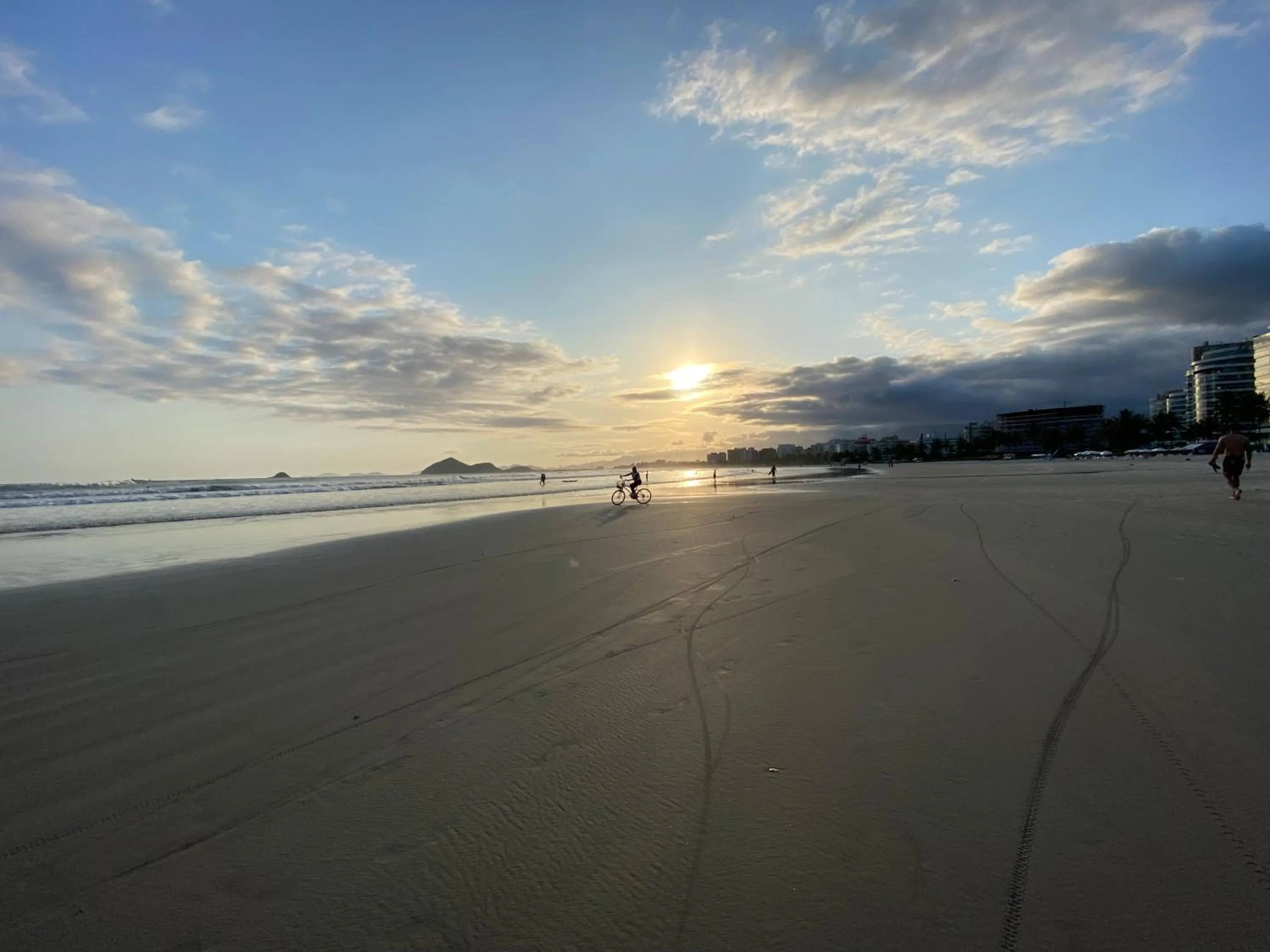 Sunset in Flat estudio 110 Amarilis Riviera de São Lourenço, 03 piscina climatizada, serviço de hotelaria, limpesa e troca de toalhas diária, carregador veiculo elétrico e servico de praia finais de semana WiFi 500