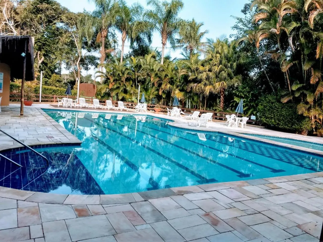 Swimming pool in Flat estudio 110 Amarilis Riviera de São Lourenço, 03 piscina climatizada, serviço de hotelaria, limpesa e troca de toalhas diária, carregador veiculo elétrico e servico de praia finais de semana WiFi 500