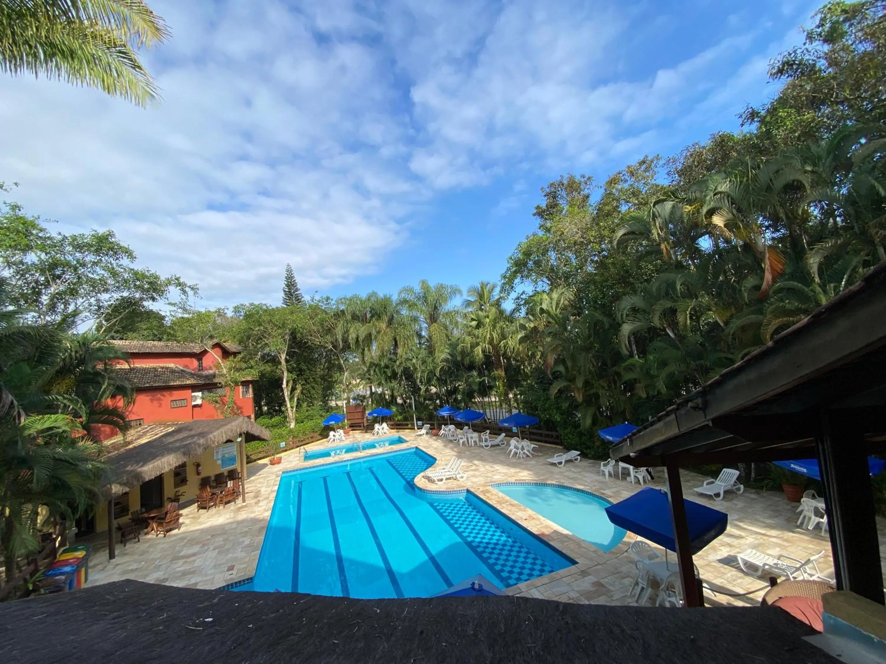 Pool view in Flat estudio 110 Amarilis Riviera de São Lourenço, 03 piscina climatizada, serviço de hotelaria, limpesa e troca de toalhas diária, carregador veiculo elétrico e servico de praia finais de semana WiFi 500