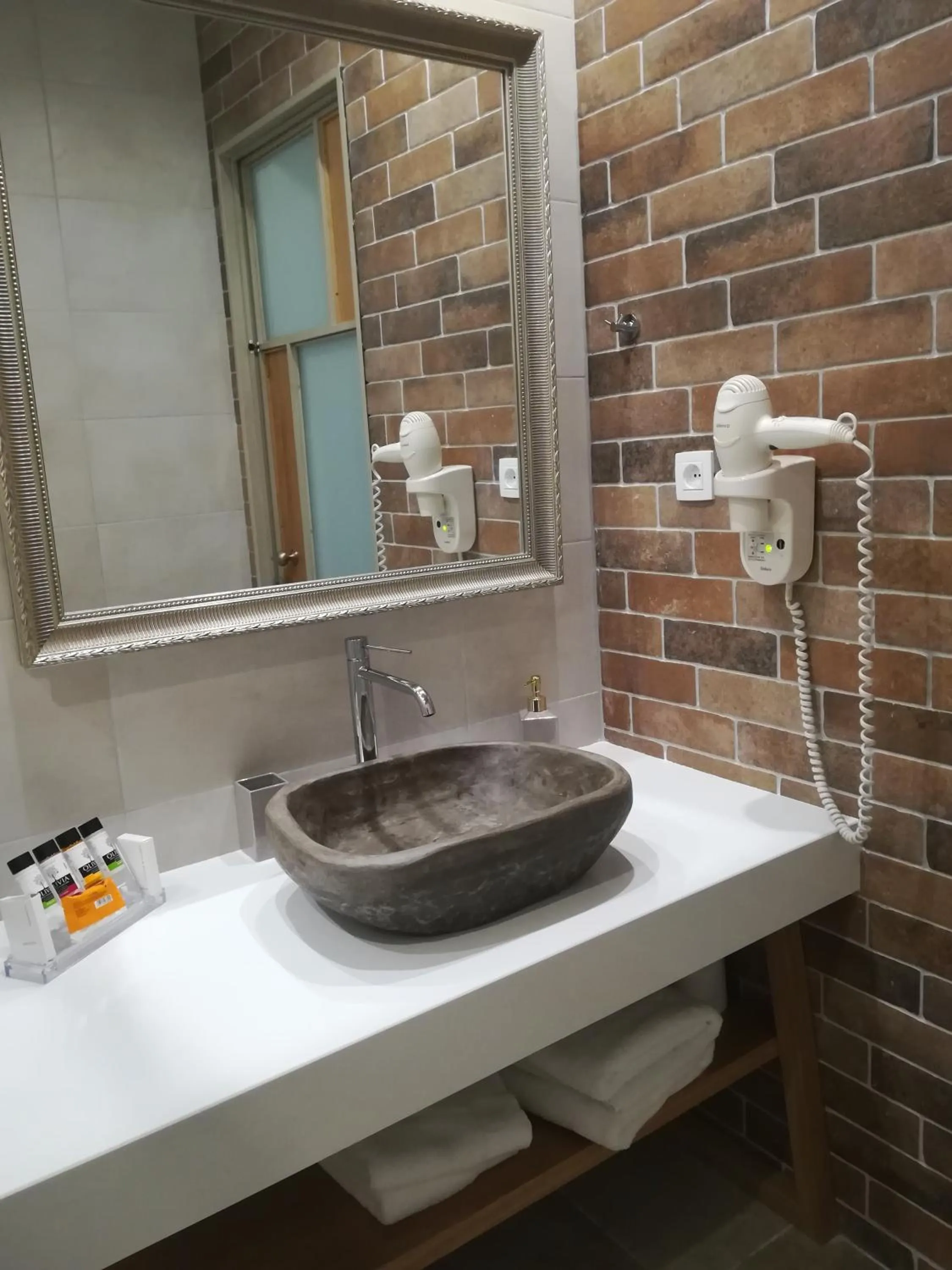 Bathroom in Amaryllis