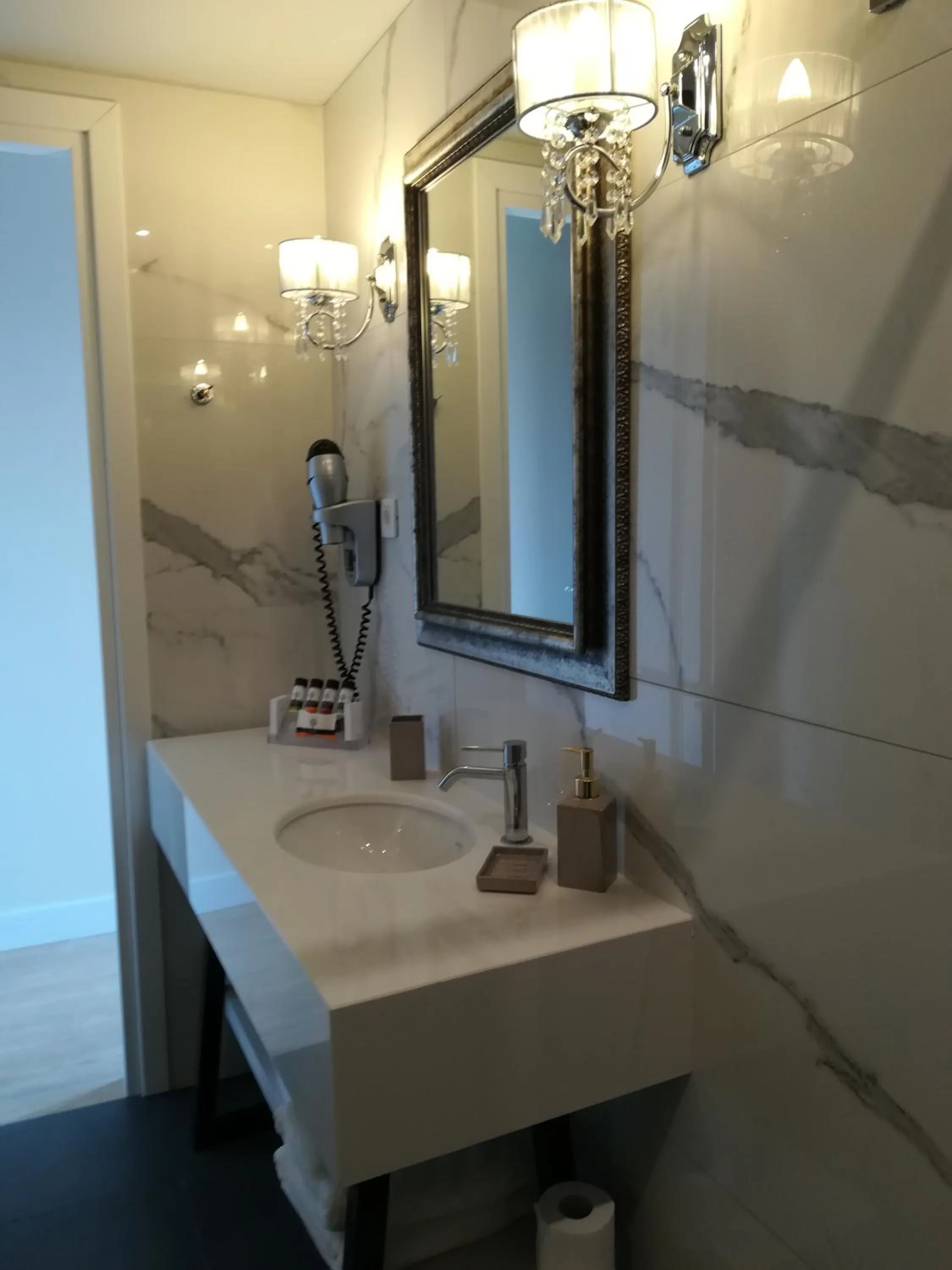 Bathroom in Amaryllis