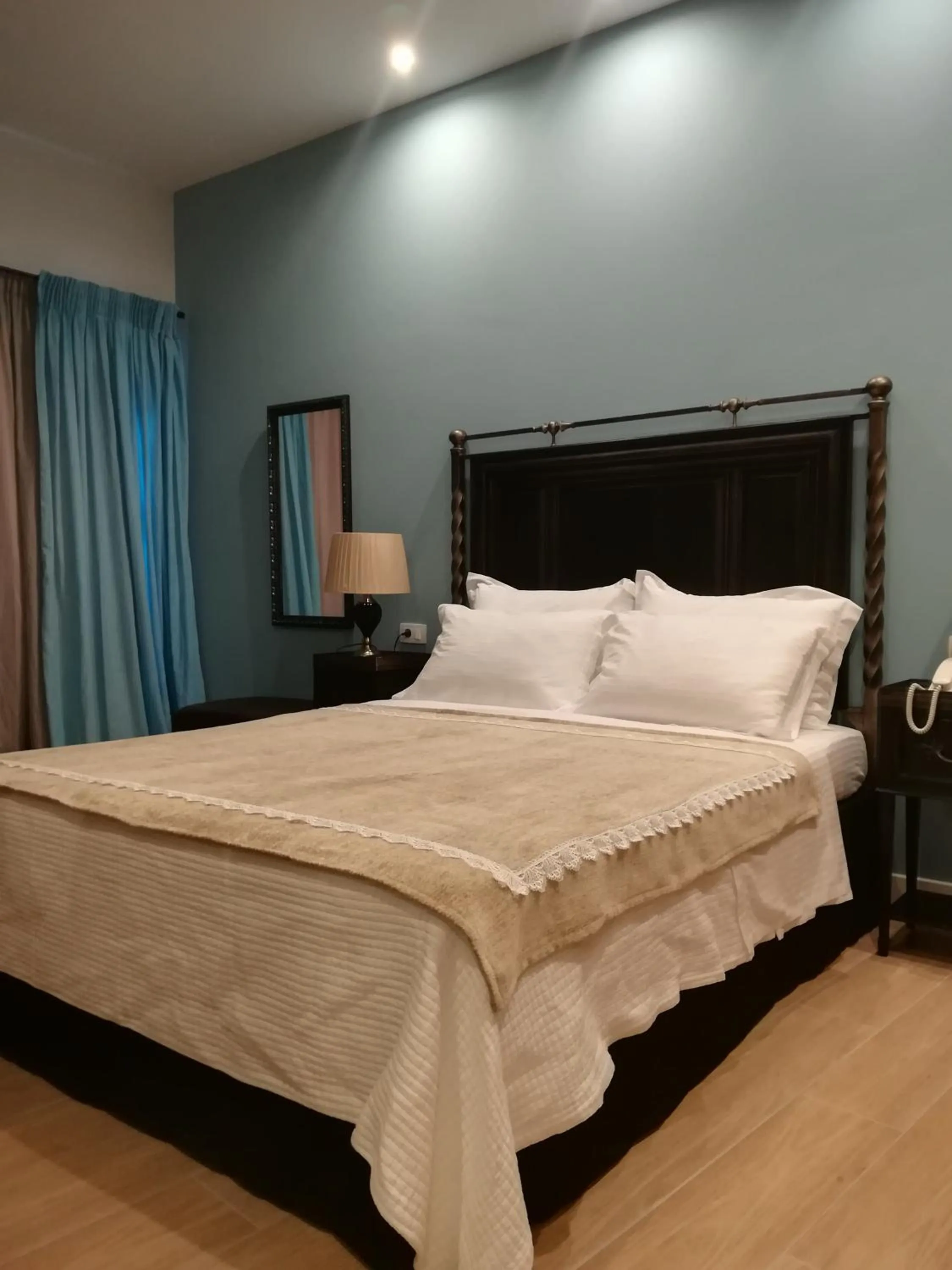 Bedroom, Bed in Amaryllis