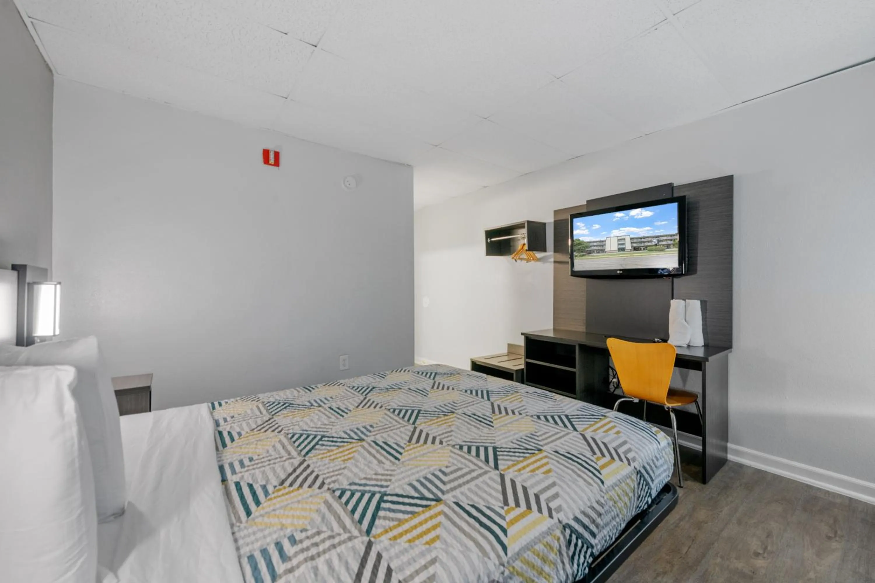 Bed in Budget Inn-Norfolk, VA - Oceanview