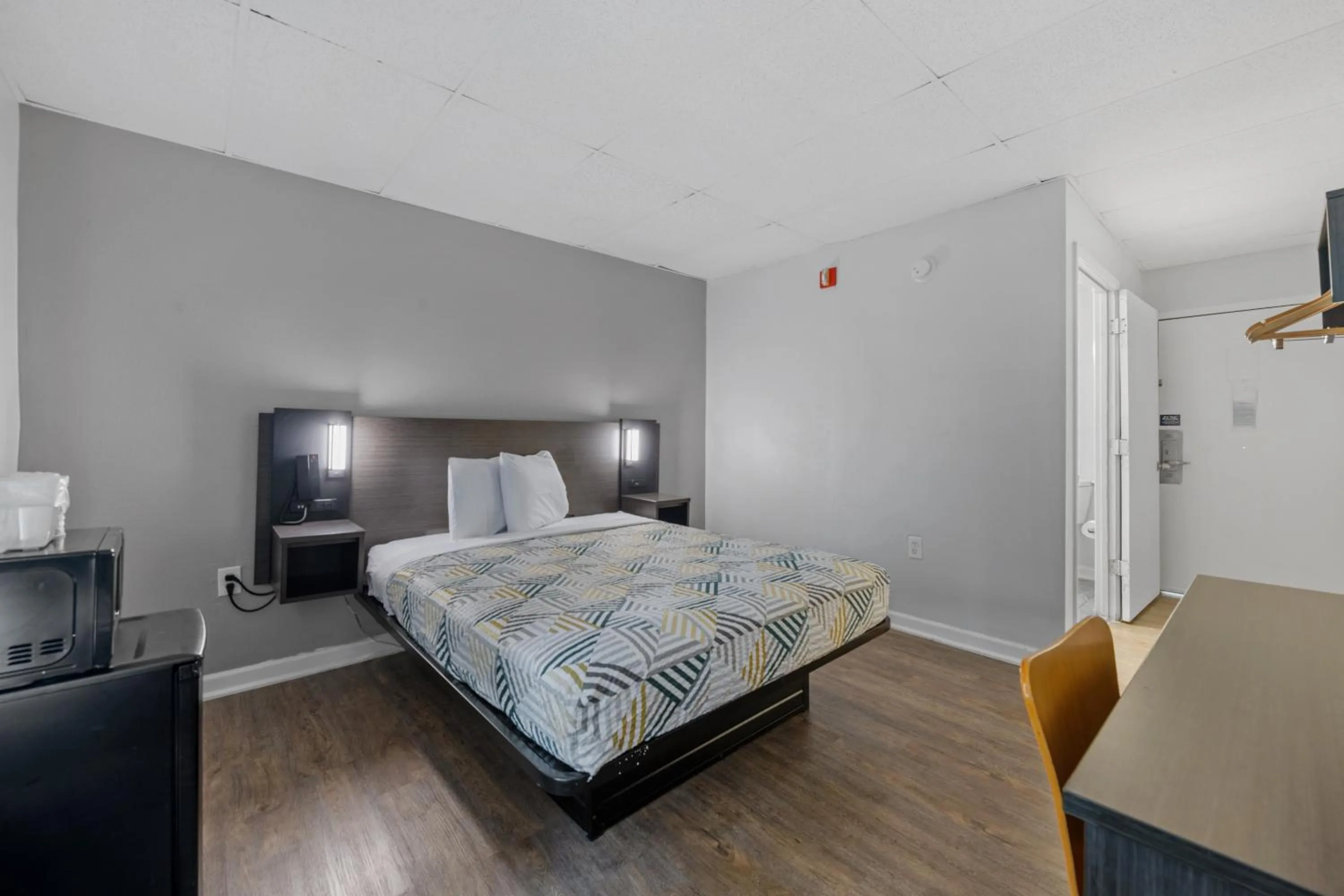 Bed in Budget Inn-Norfolk, VA - Oceanview