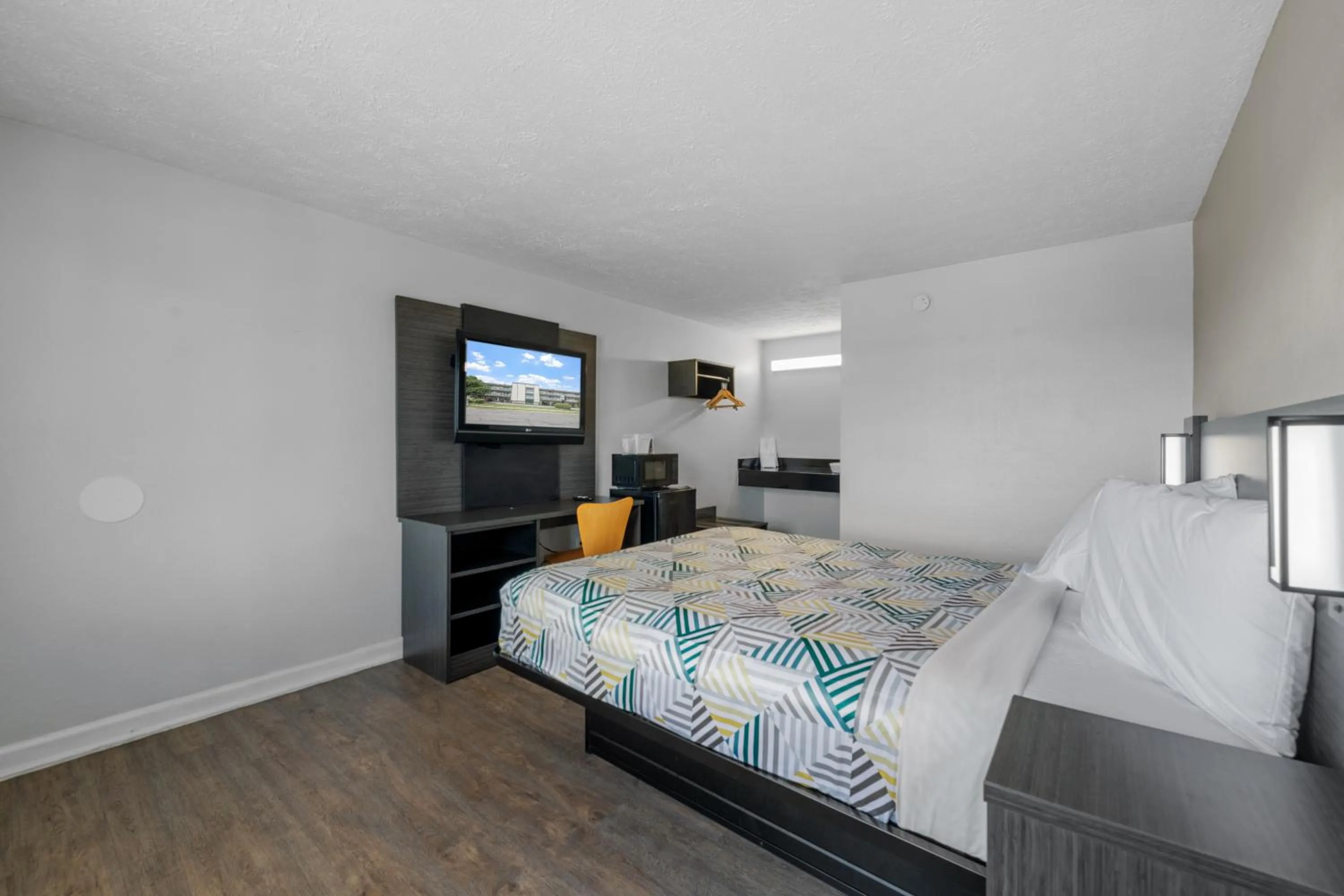 Photo of the whole room, Bed in Budget Inn-Norfolk, VA - Oceanview