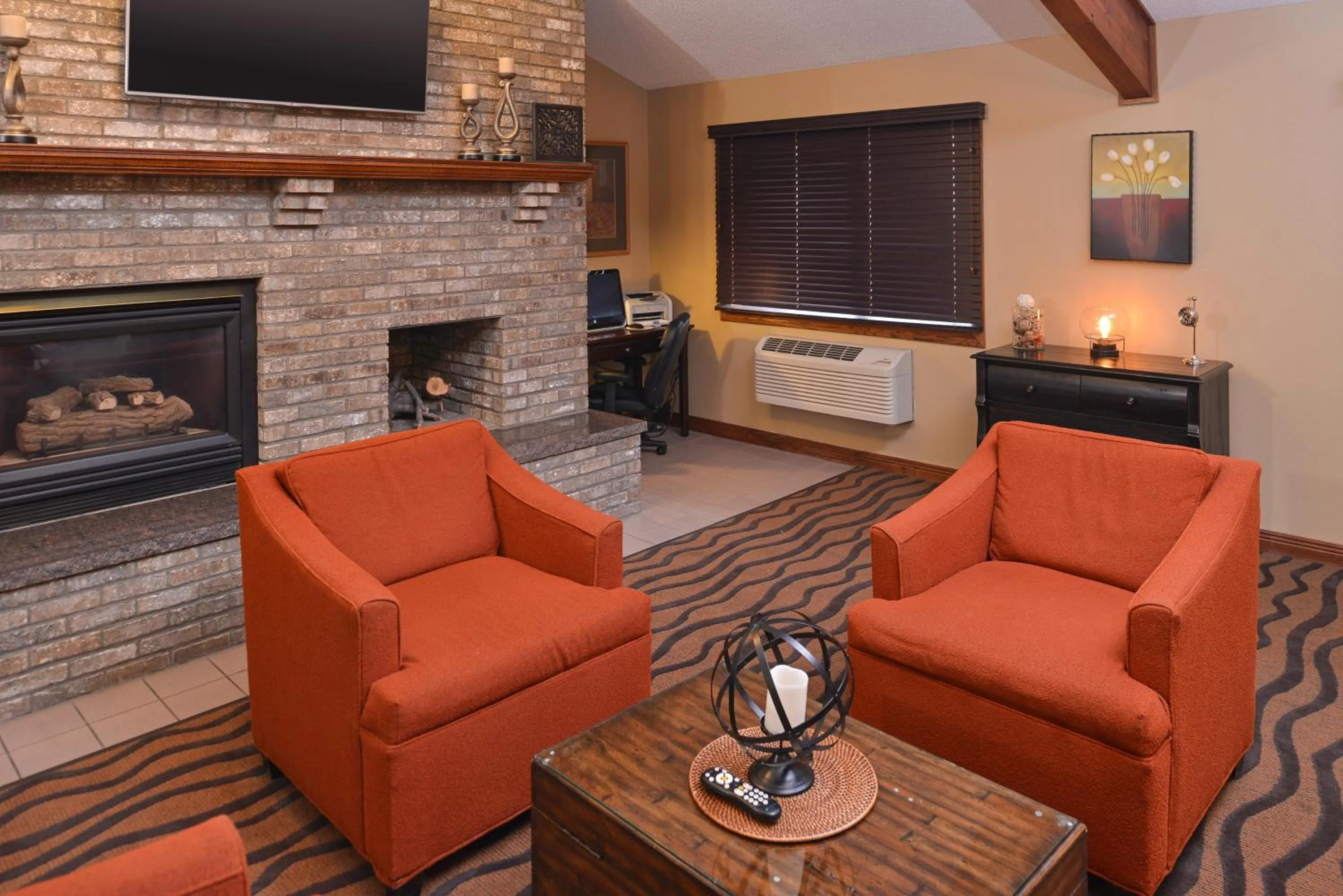 Communal lounge/ TV room in AmericInn by Wyndham St Cloud MN I-94