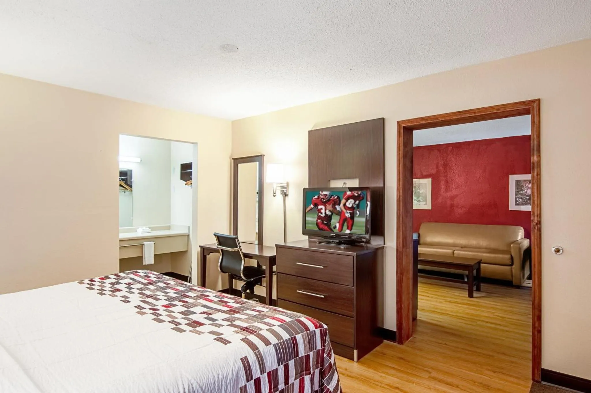 Photo of the whole room, Bed in Red Roof Inn Battle Creek
