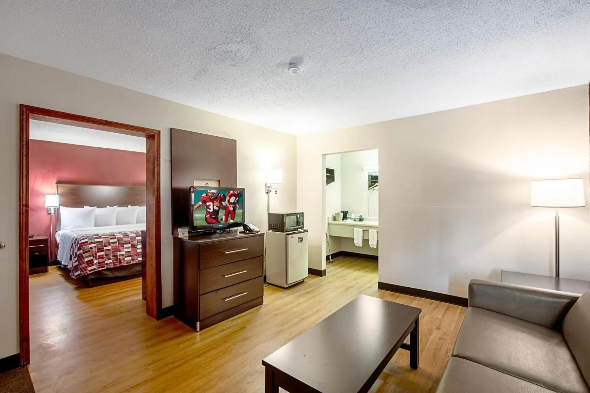 Photo of the whole room, Bed in Red Roof Inn Battle Creek