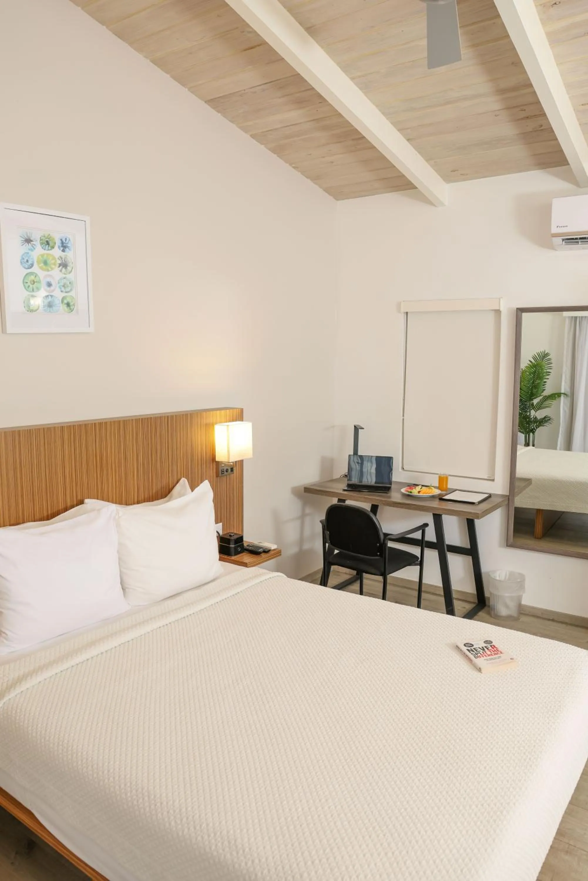 Bed in Trade Winds Hotel Antigua