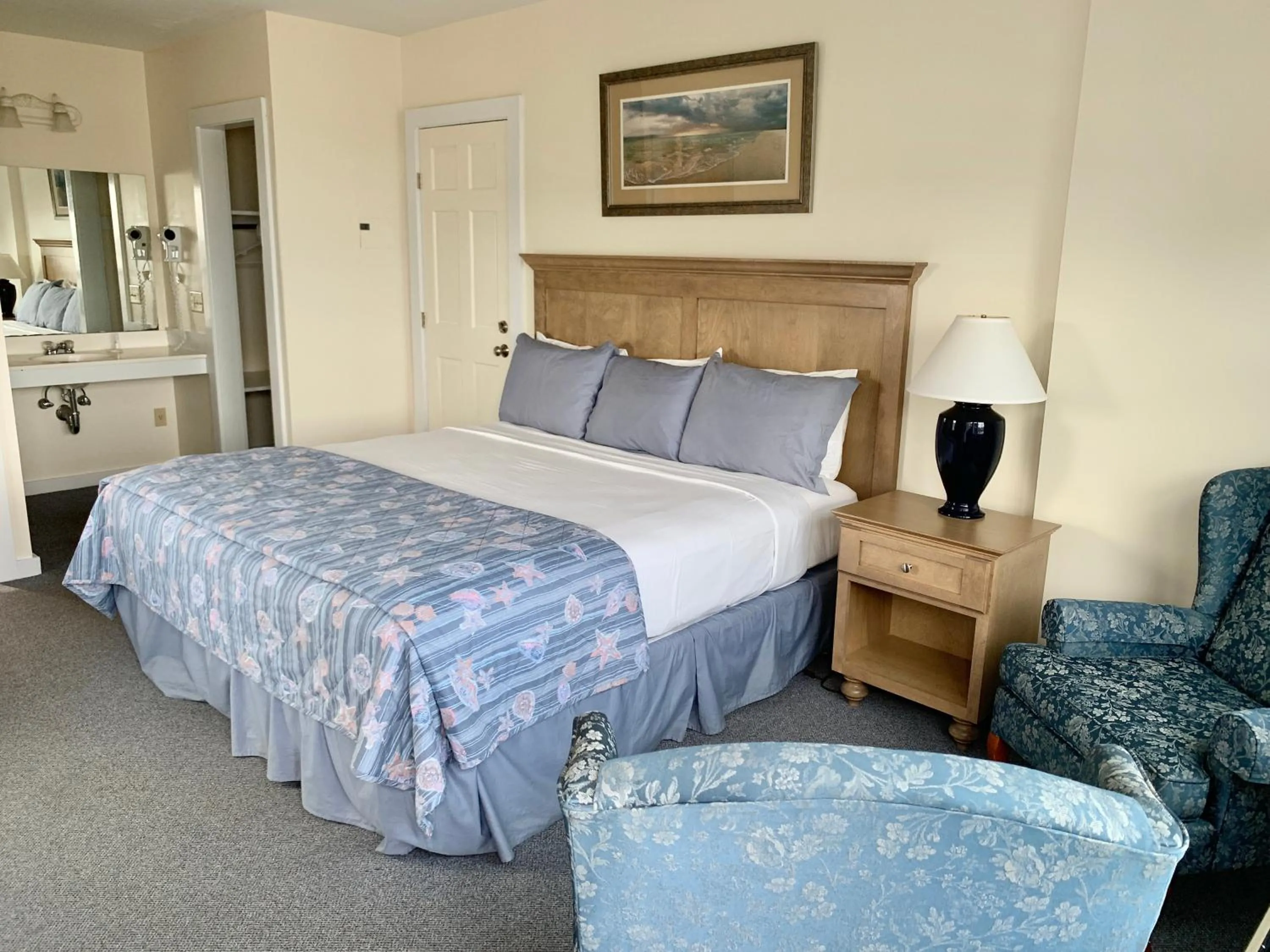 Photo of the whole room, Bed in Lighthouse Inn Cape Cod
