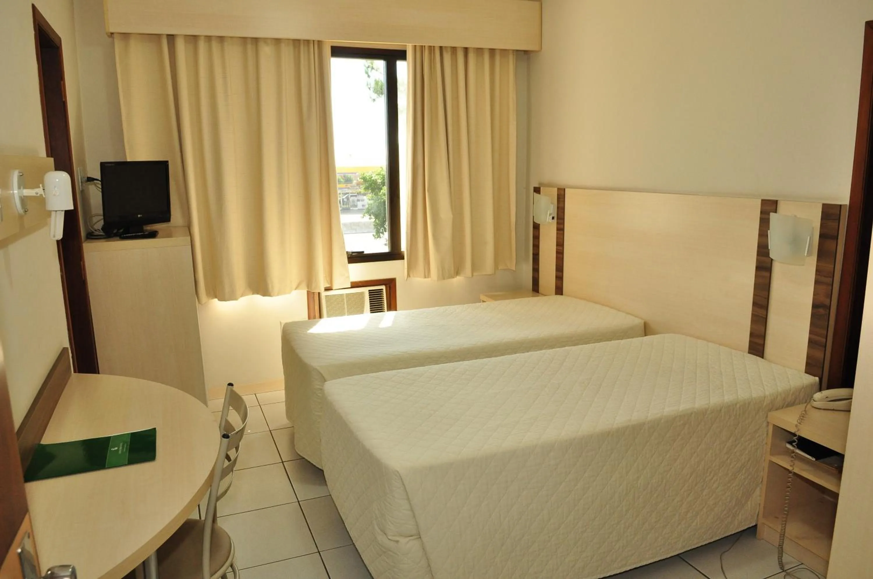 Photo of the whole room, Bed in Canoas Parque Hotel