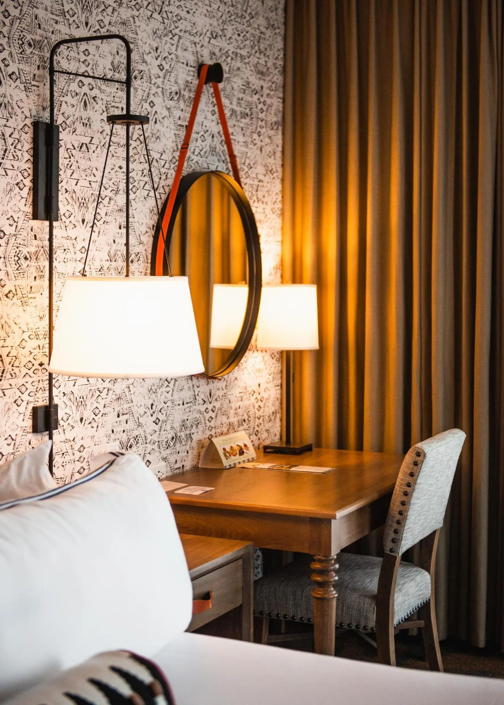 Seating area, Bed in Harbor View Inn
