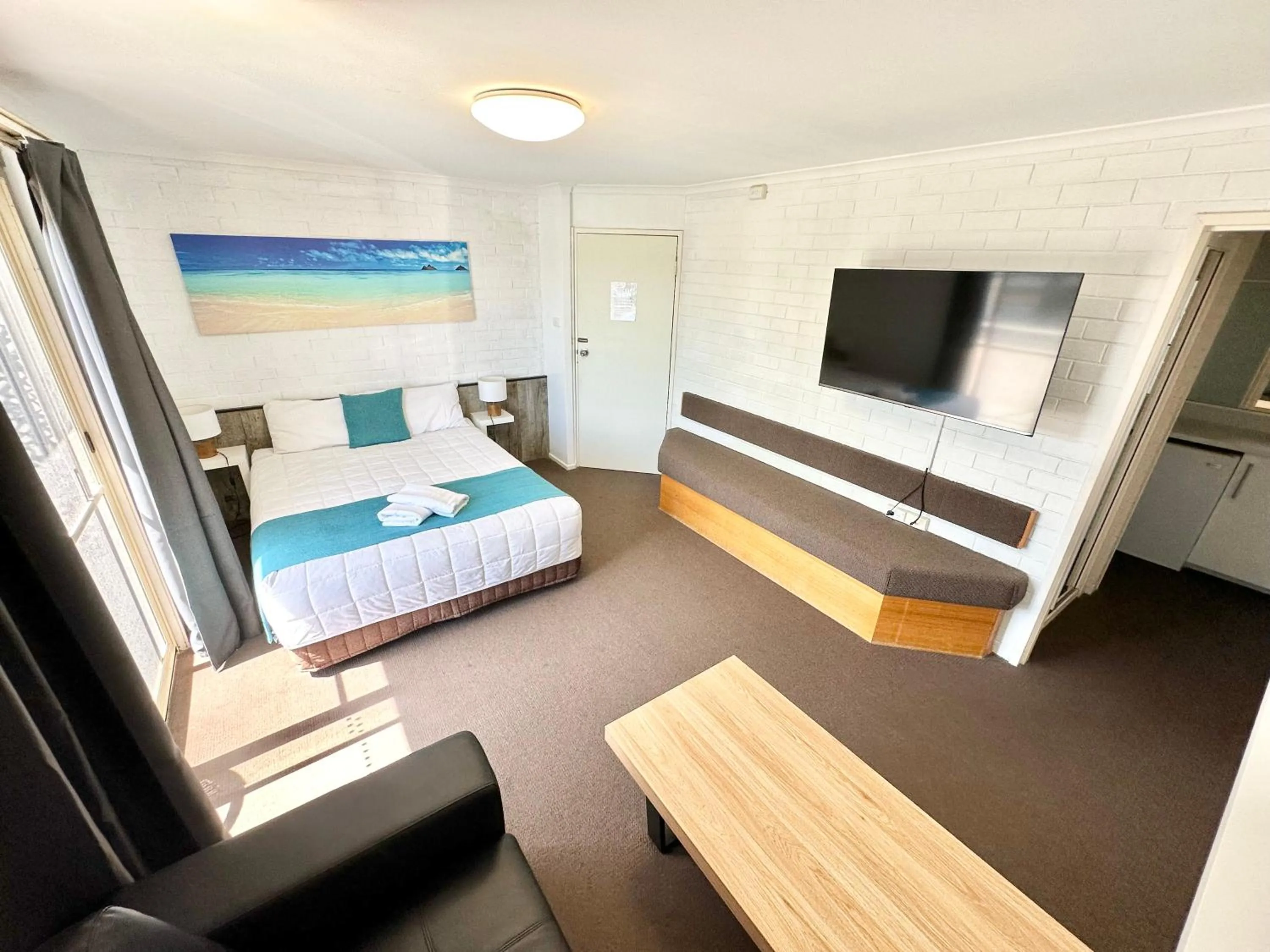 Bed in Top of the Town Motor Inn