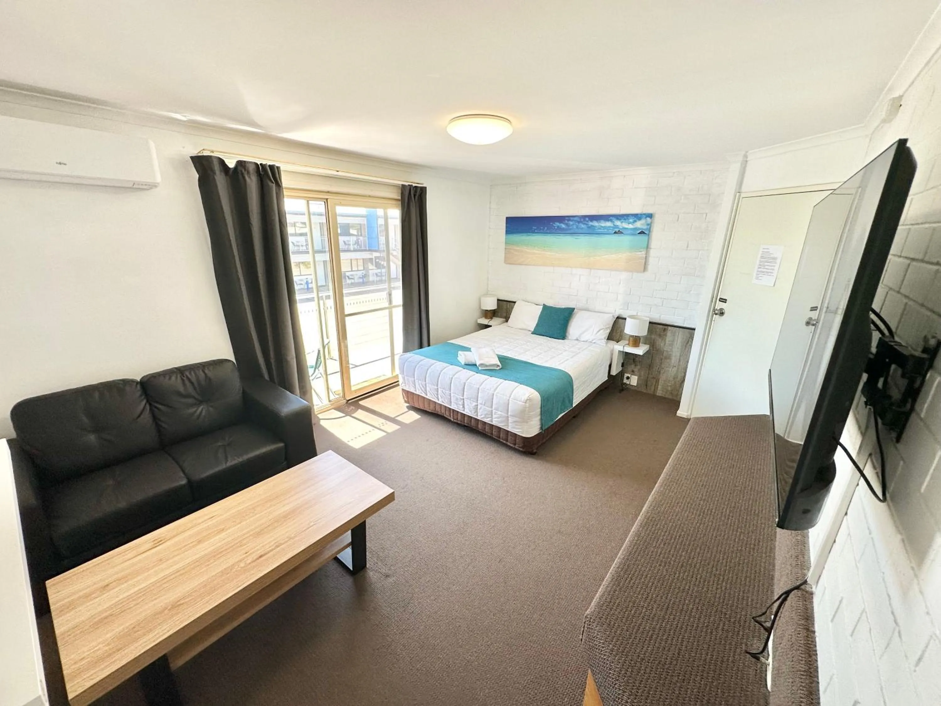 Bed in Top of the Town Motor Inn