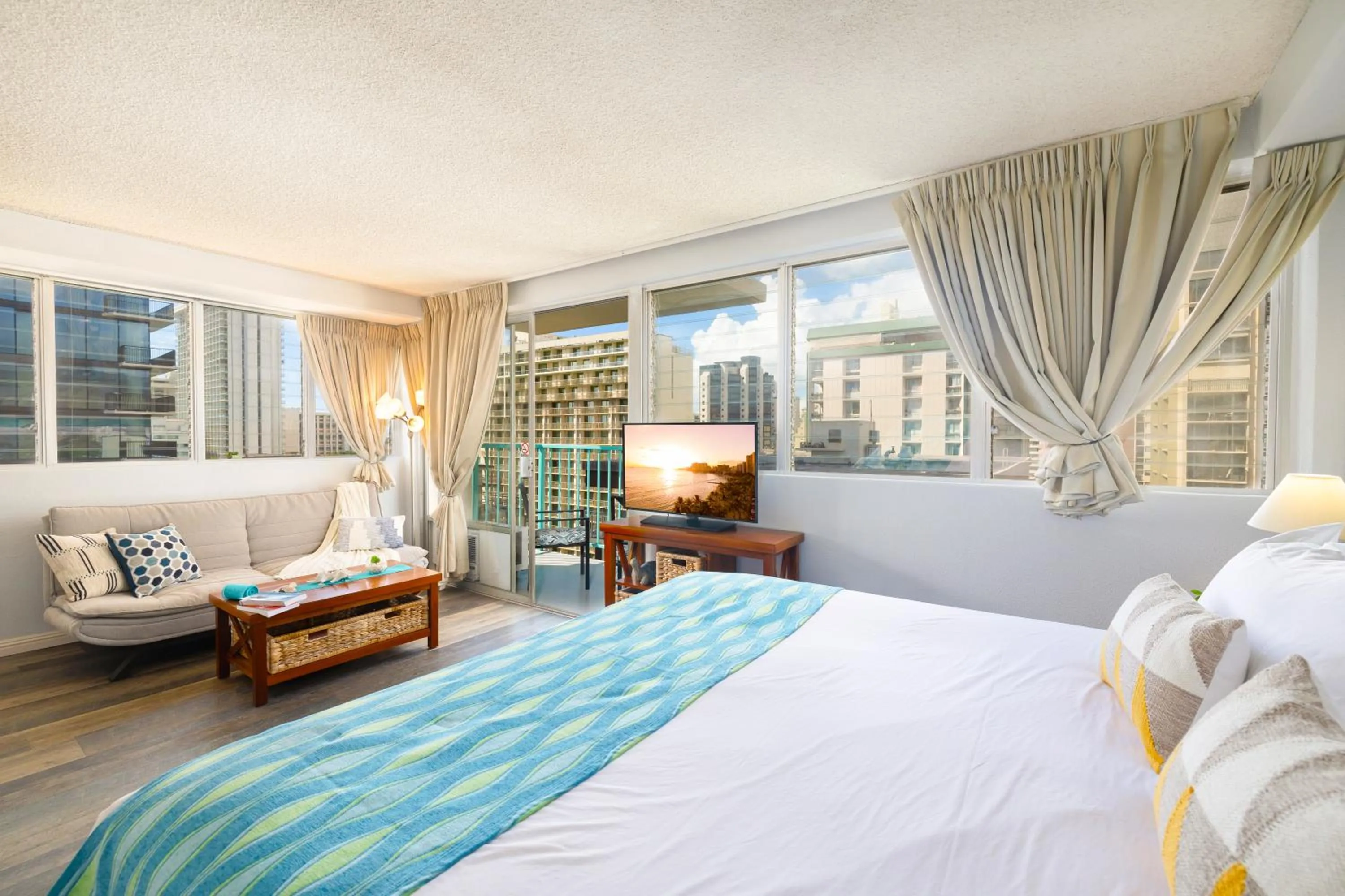 Bed in Beautiful Studio in the Heart of Vibrant Waikiki