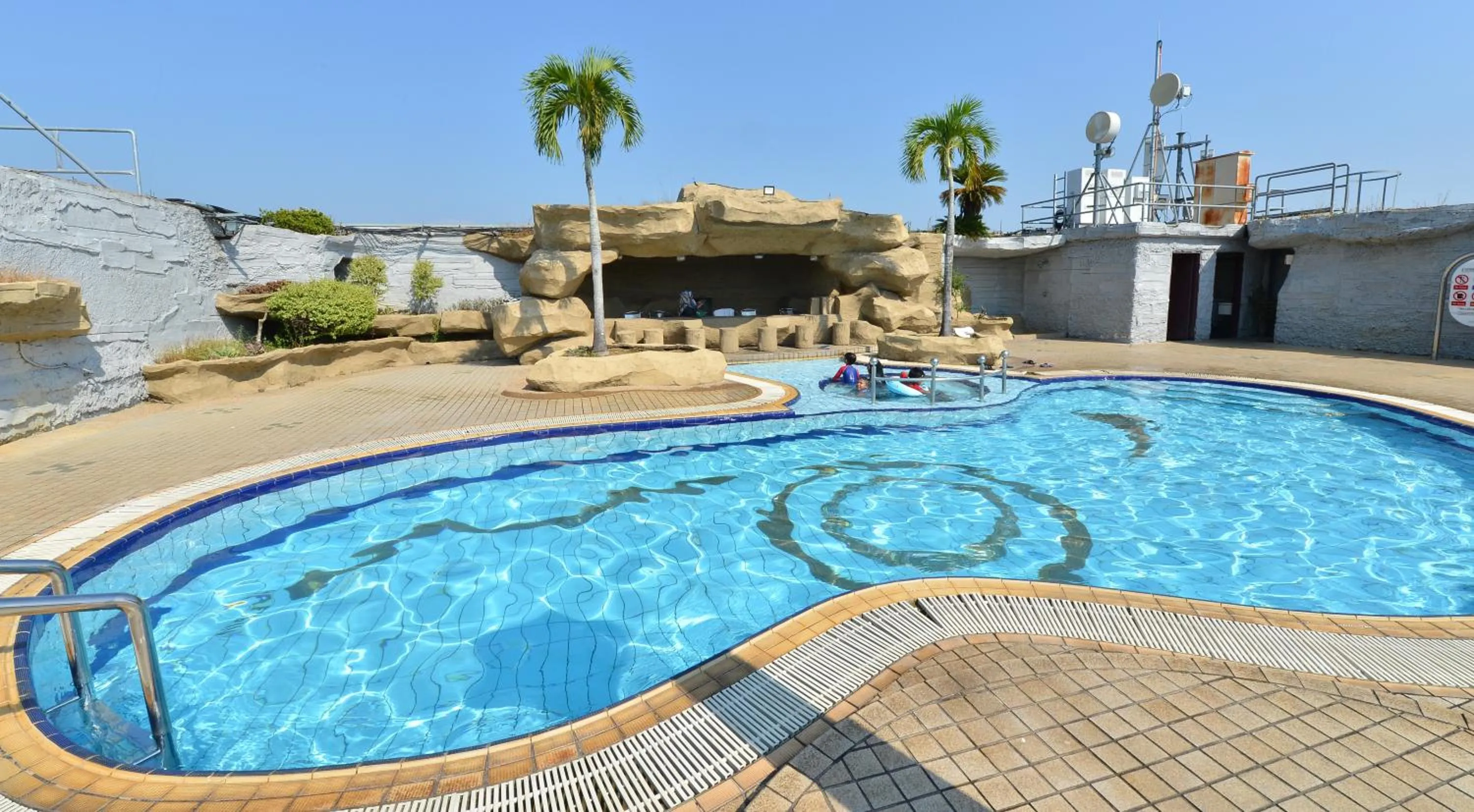 Swimming pool in Emerald Puteri Hotel