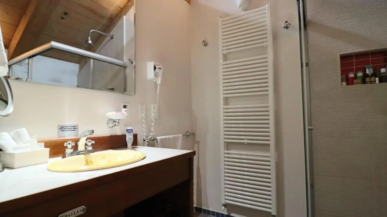 Shower in Hotel Casa de Familia de San Cristobal