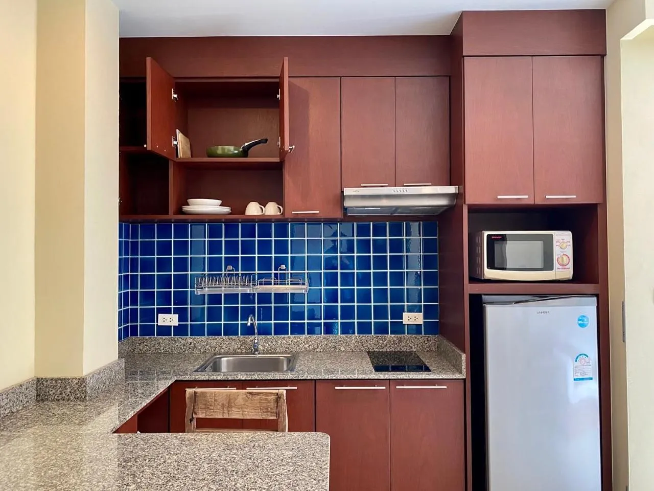 Kitchen or kitchenette in Baan Sudarat Hotel