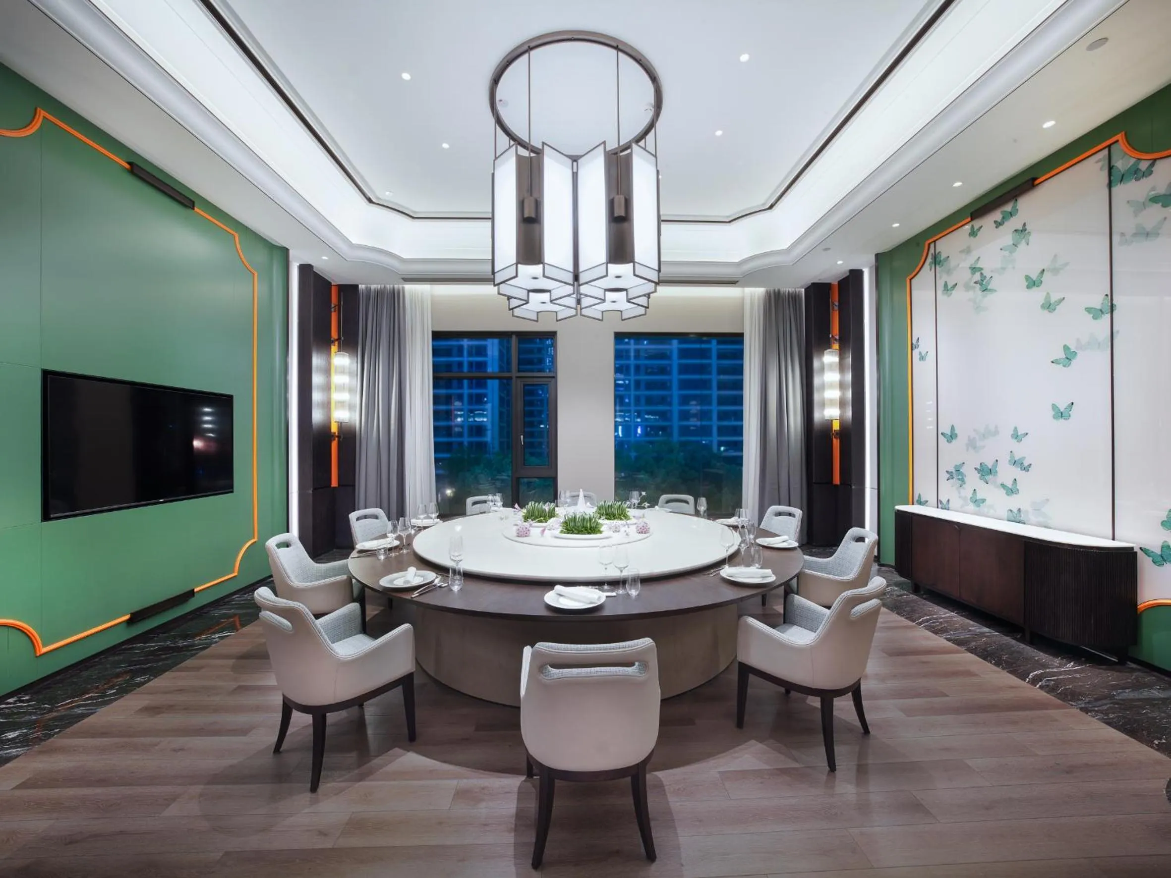 Restaurant/places to eat in Kingdom Hotel