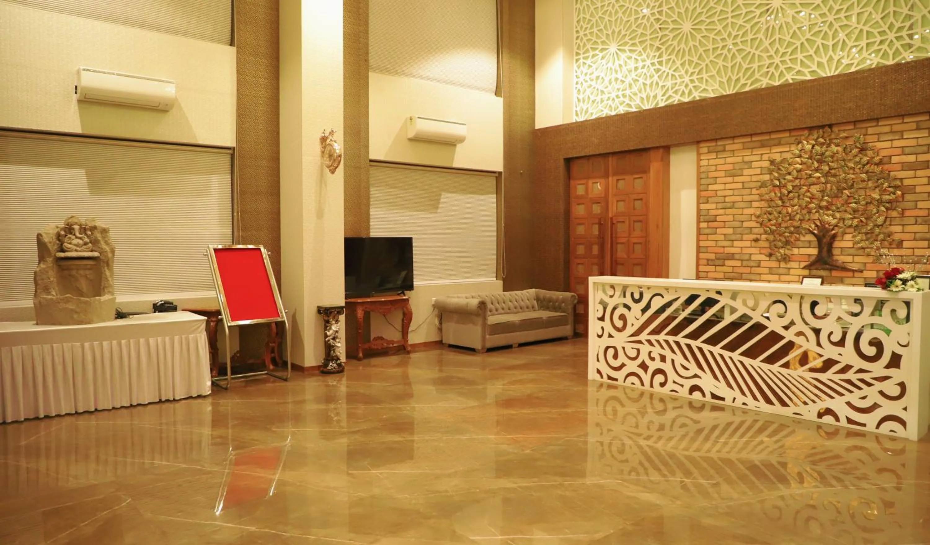 Lobby or reception in Sai Neem Tree Hotel
