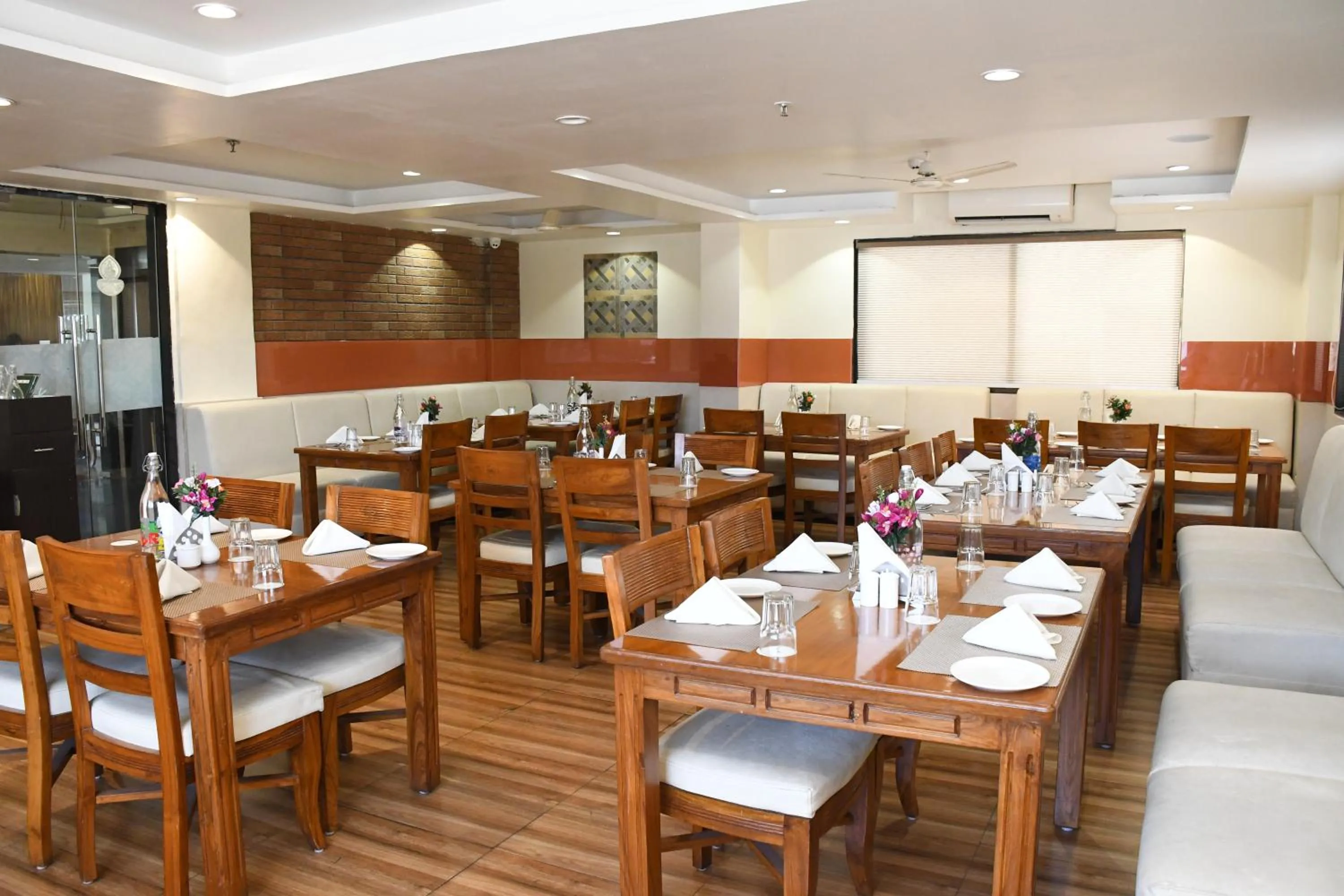 Restaurant/places to eat in Sai Neem Tree Hotel