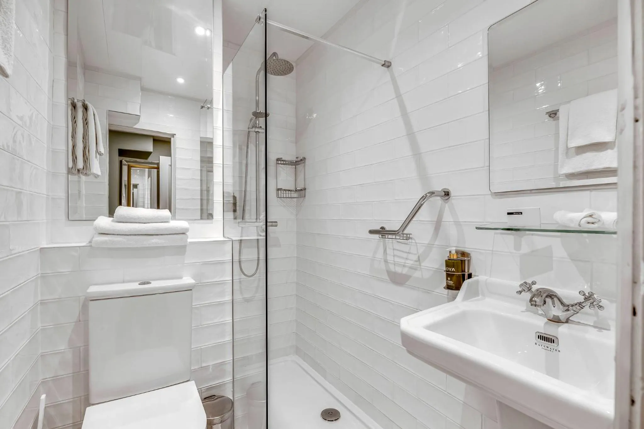 Bathroom in Stauntons on the Green Hotel