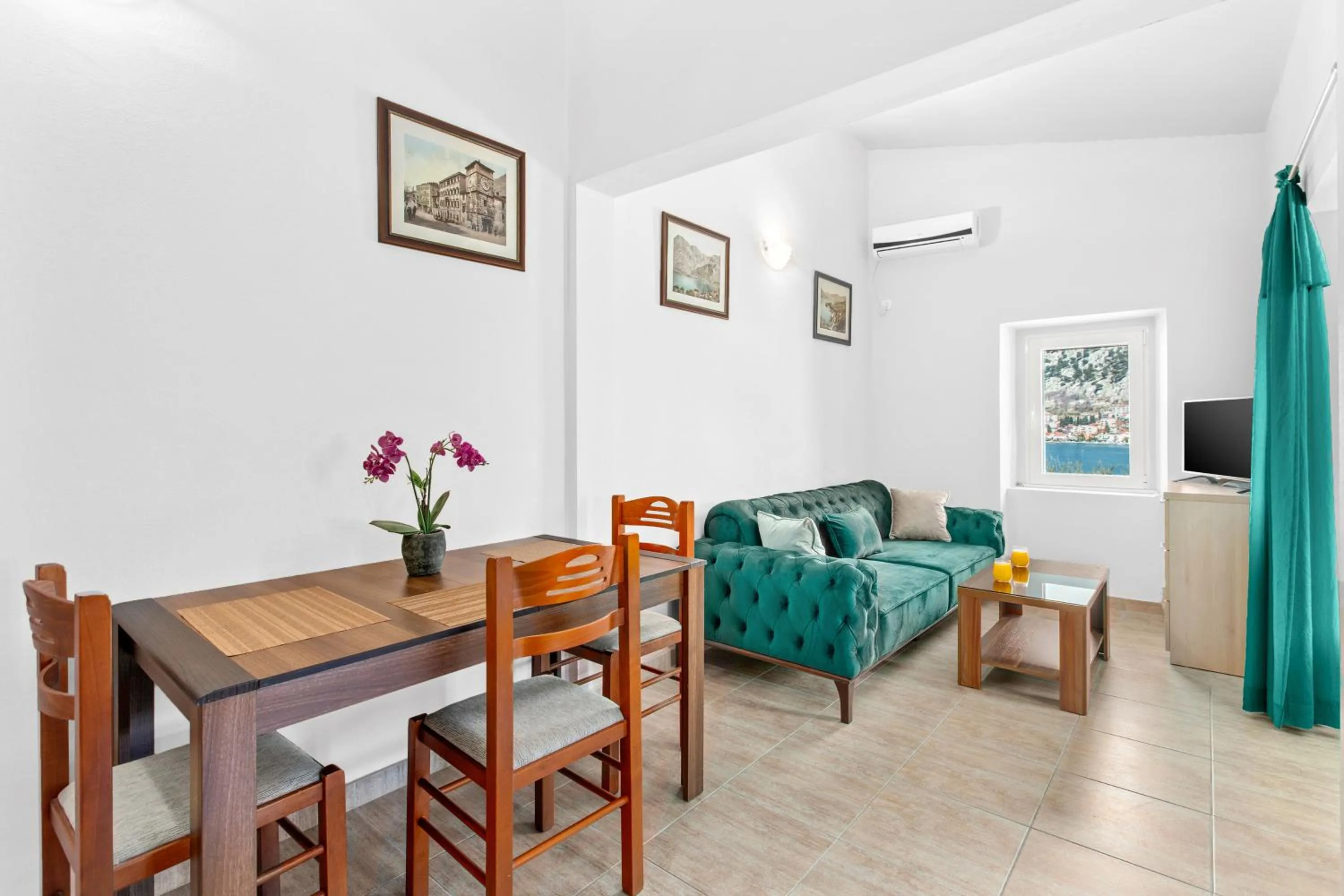 Library in Apartments Dončić