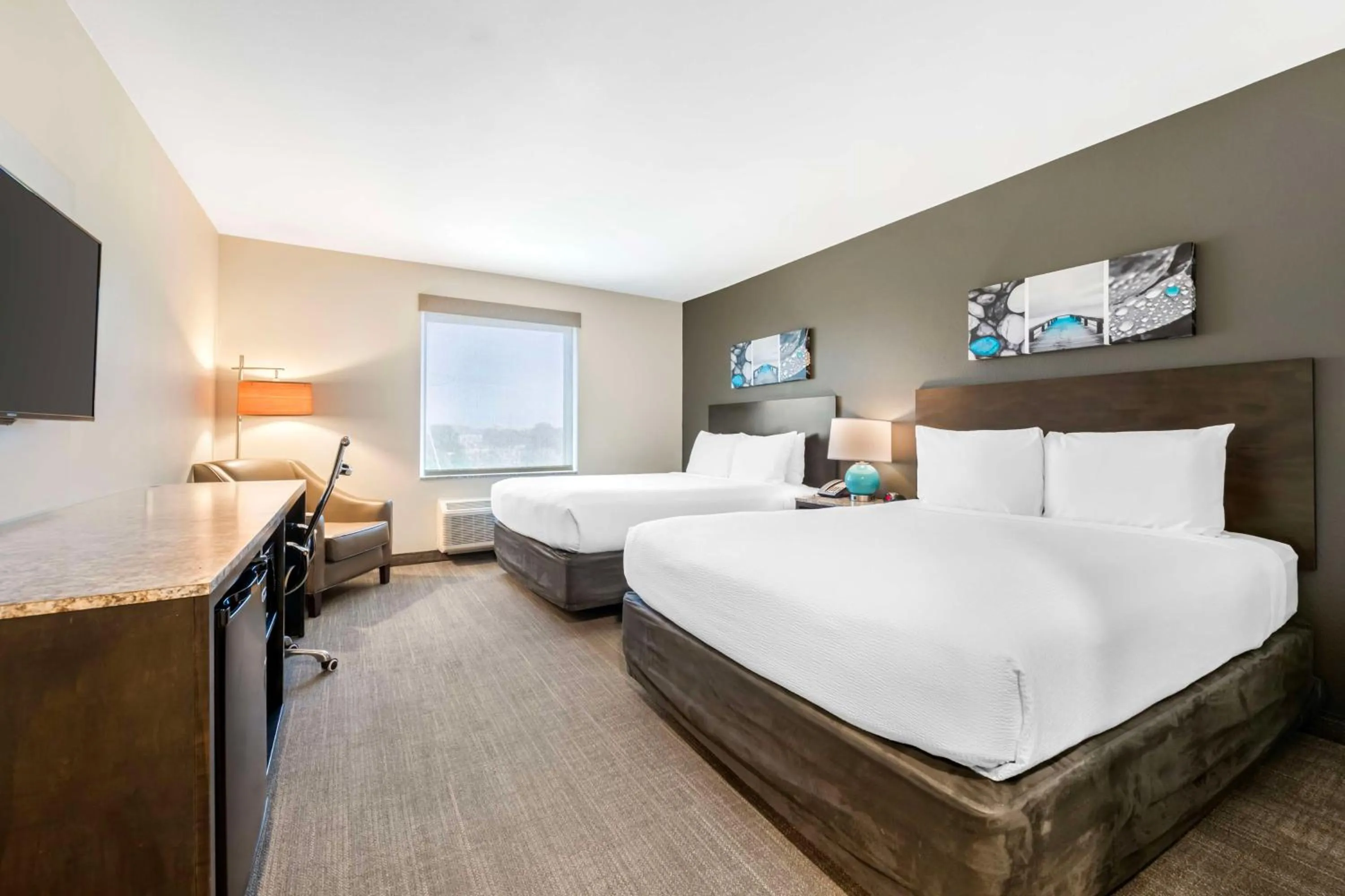 Bedroom, Bed in Magnolia Pointe; BW Signature Collection