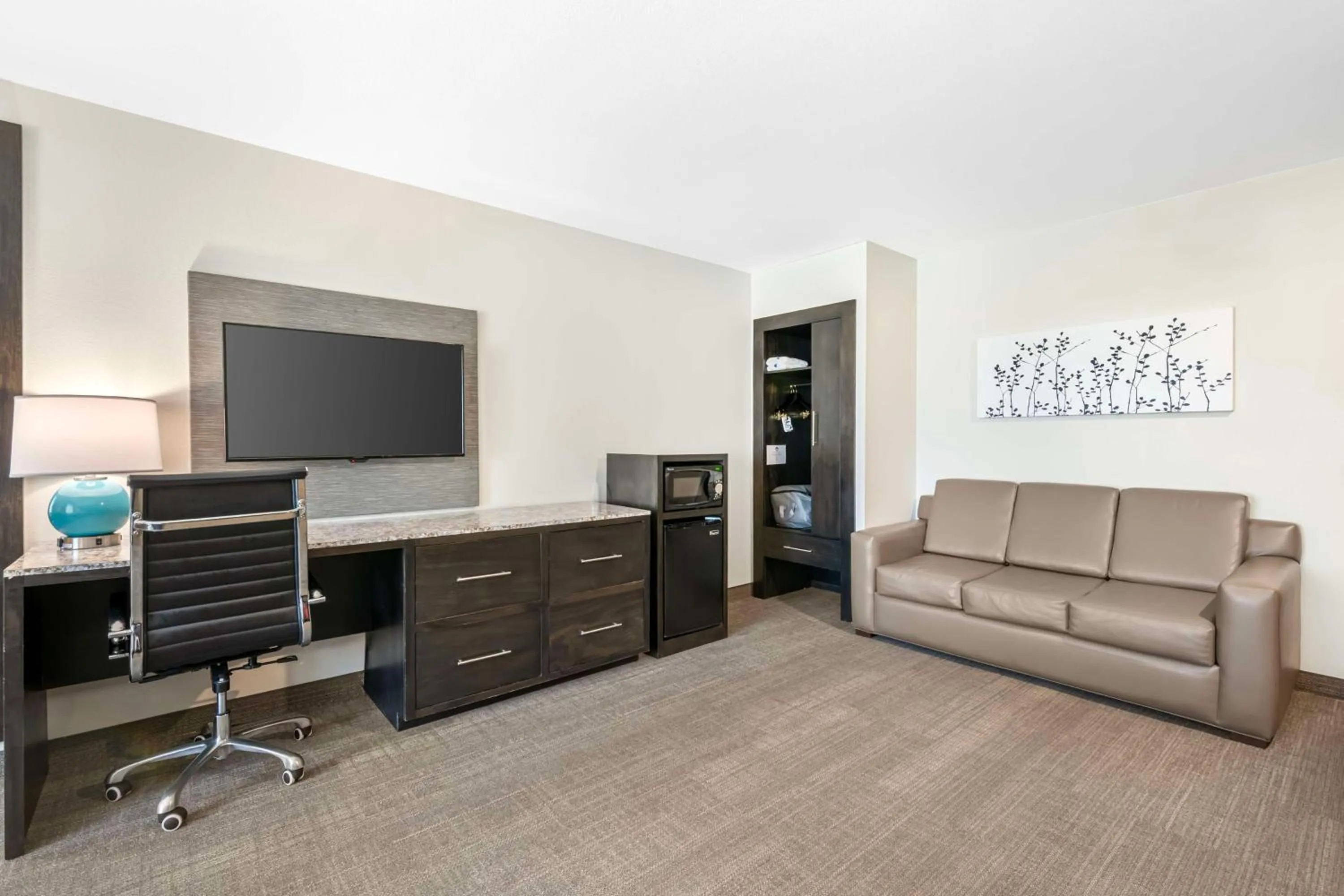 Photo of the whole room in Magnolia Pointe; BW Signature Collection