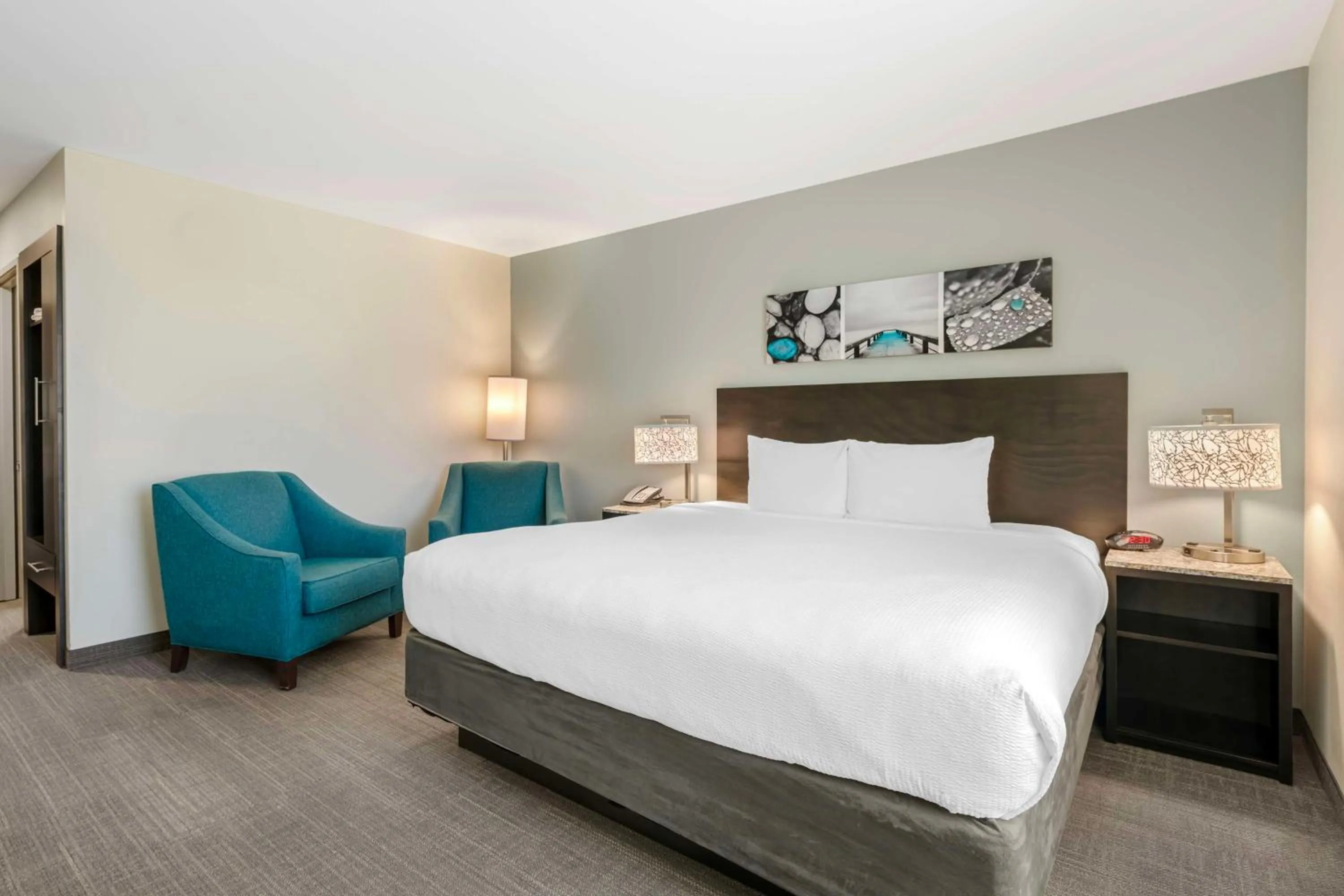 Bedroom, Bed in Magnolia Pointe; BW Signature Collection