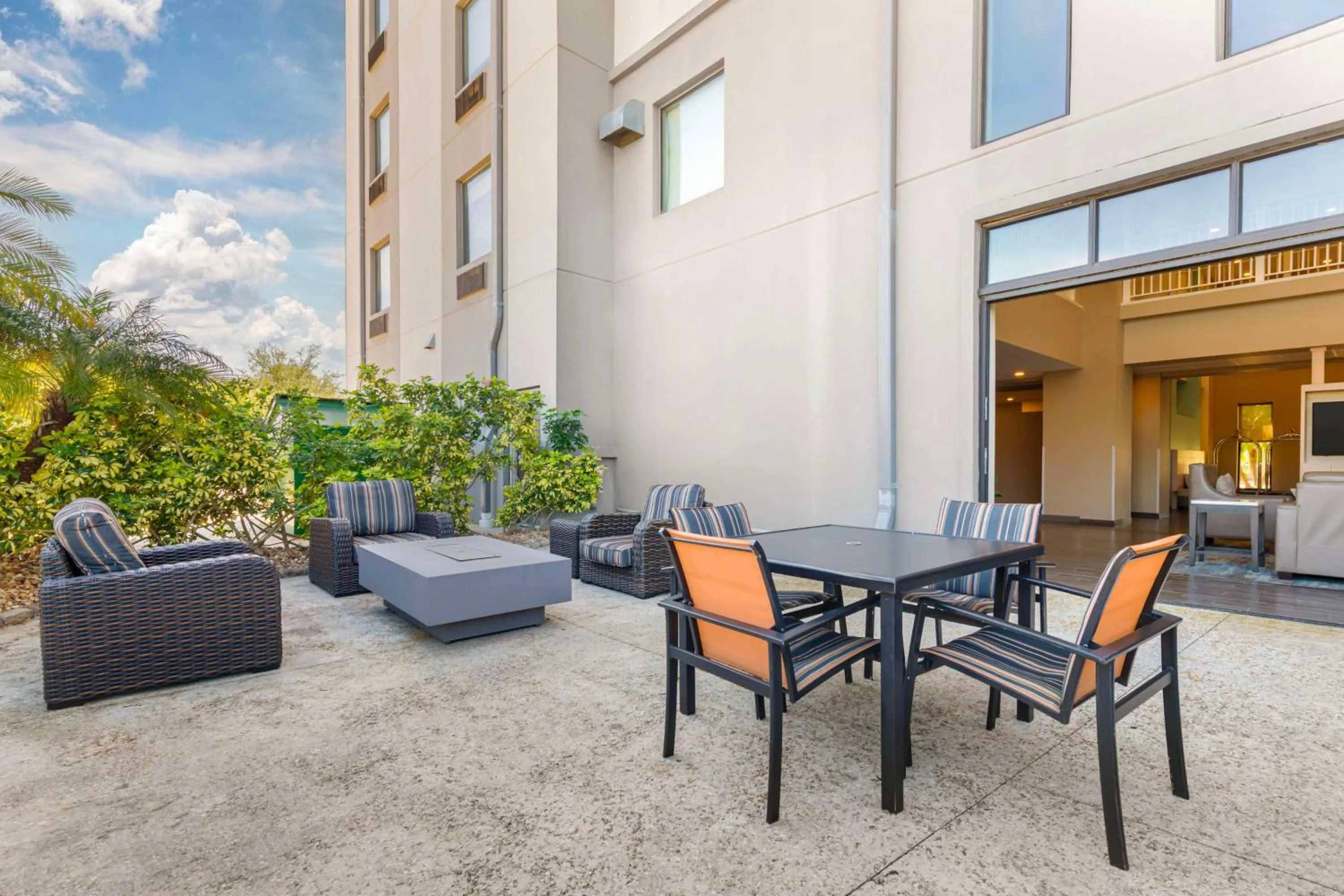 Property building in Magnolia Pointe; BW Signature Collection