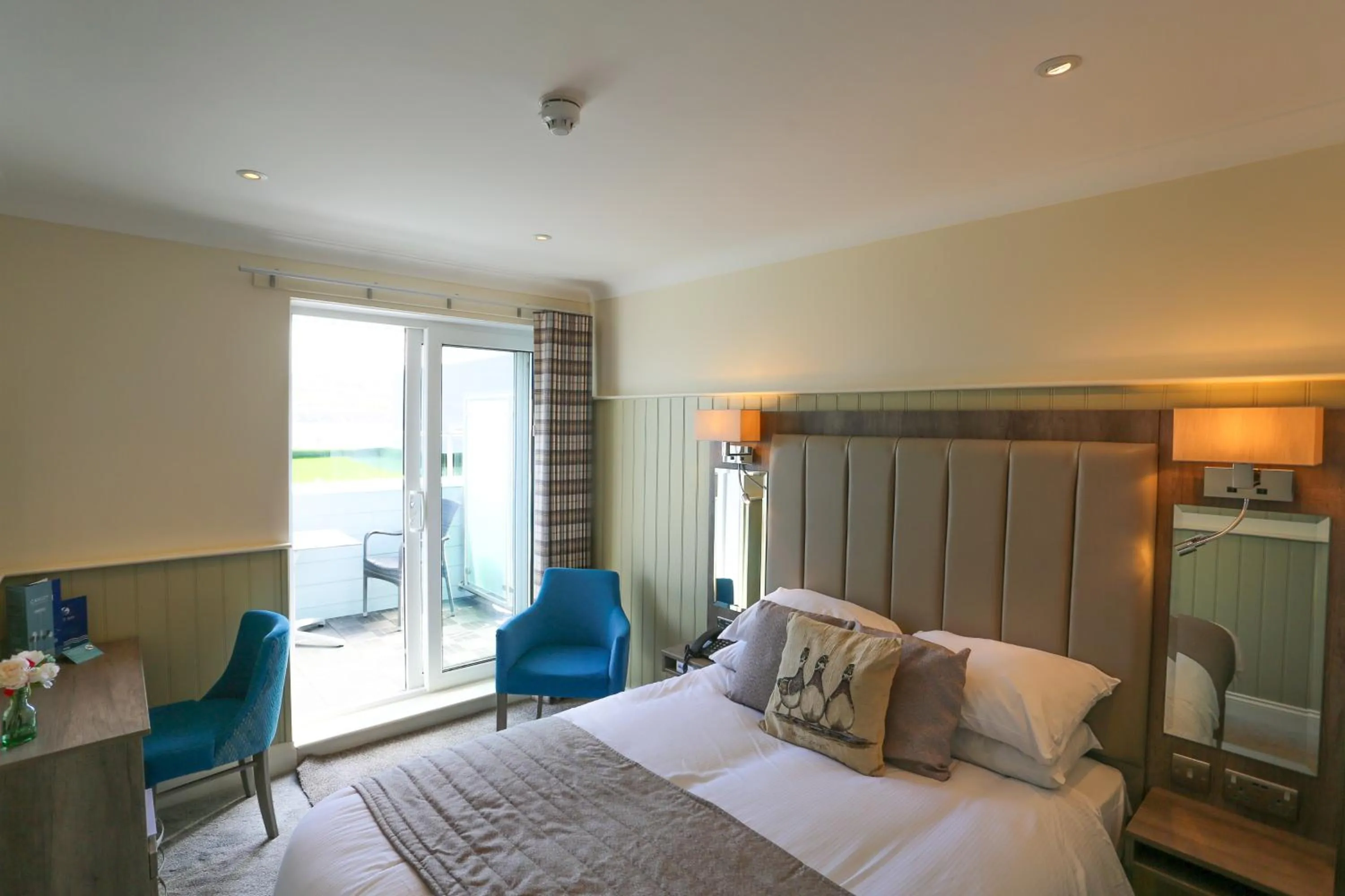 Bedroom, Bed in Duck Bay Hotel & Restaurant