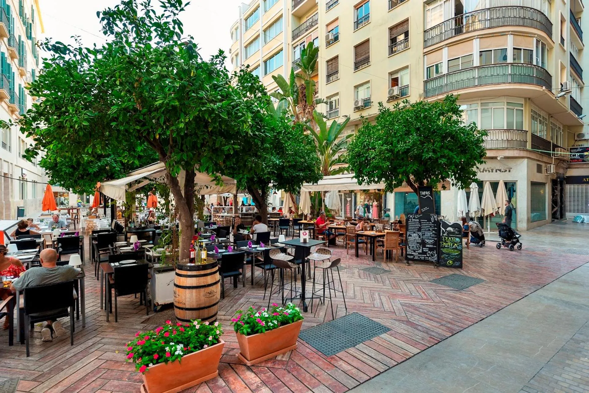Property building in Genteel Home Plaza de las Flores
