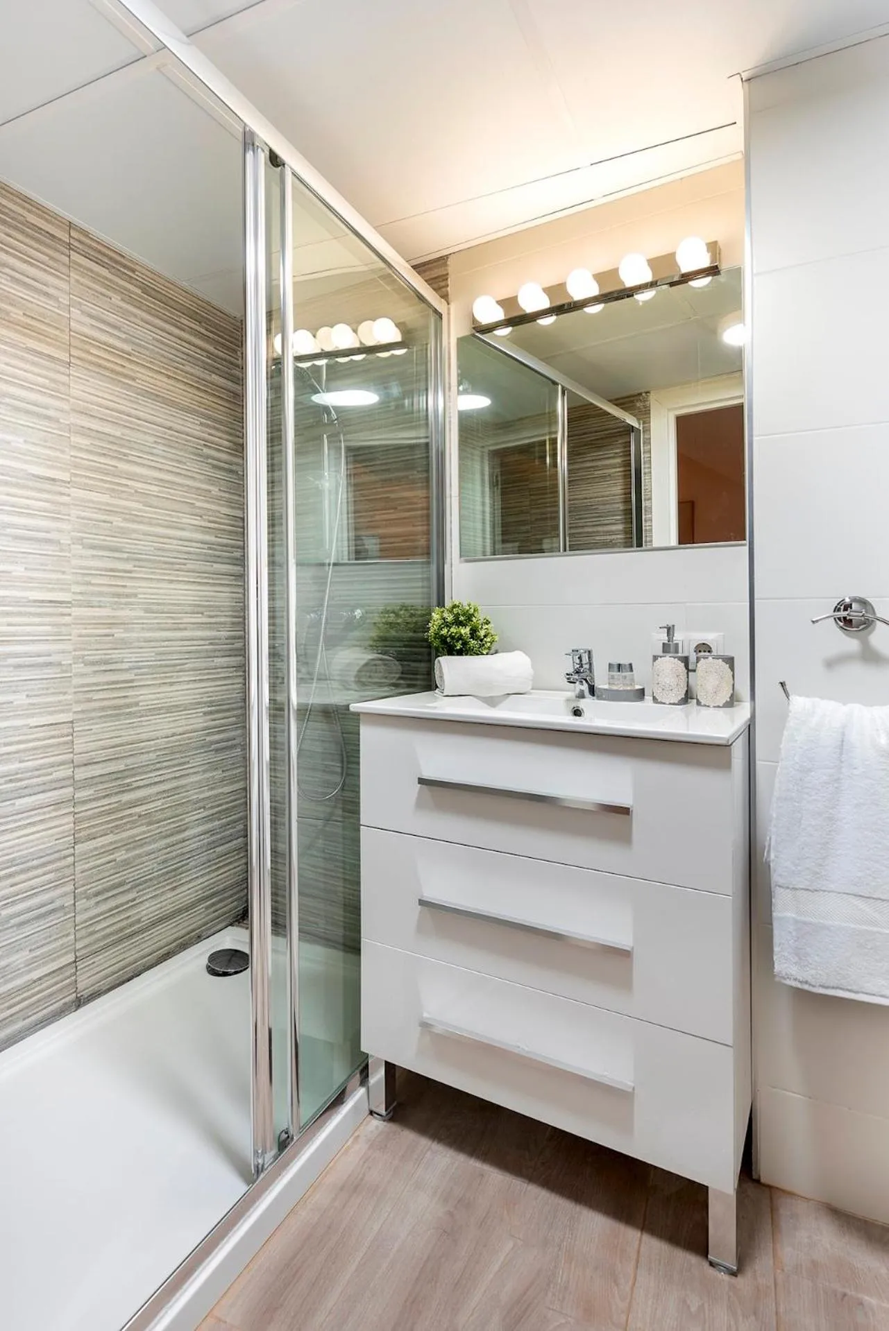 Shower in Genteel Home Plaza de las Flores