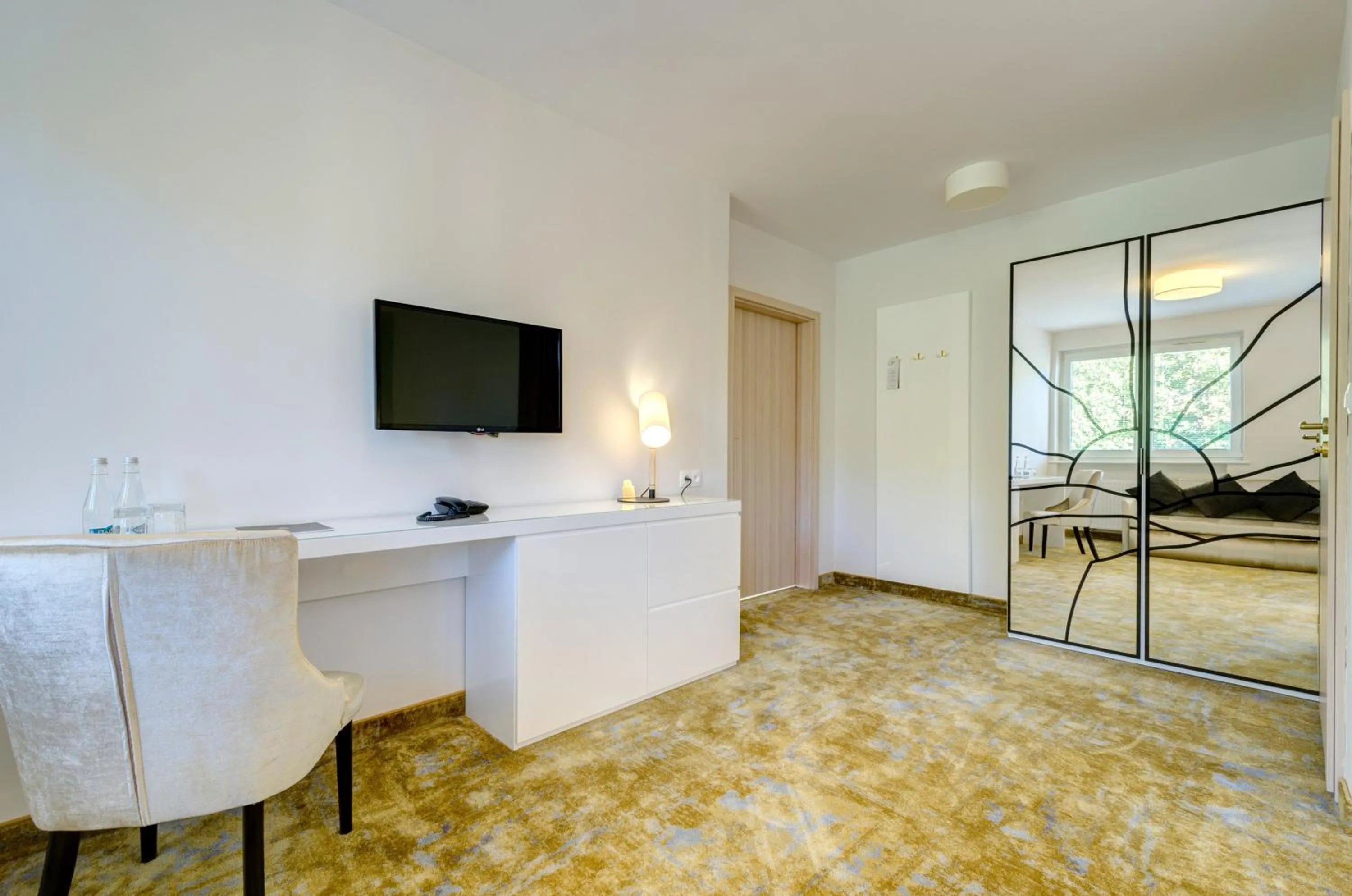 Photo of the whole room, Bed in The Sun by Lubicz