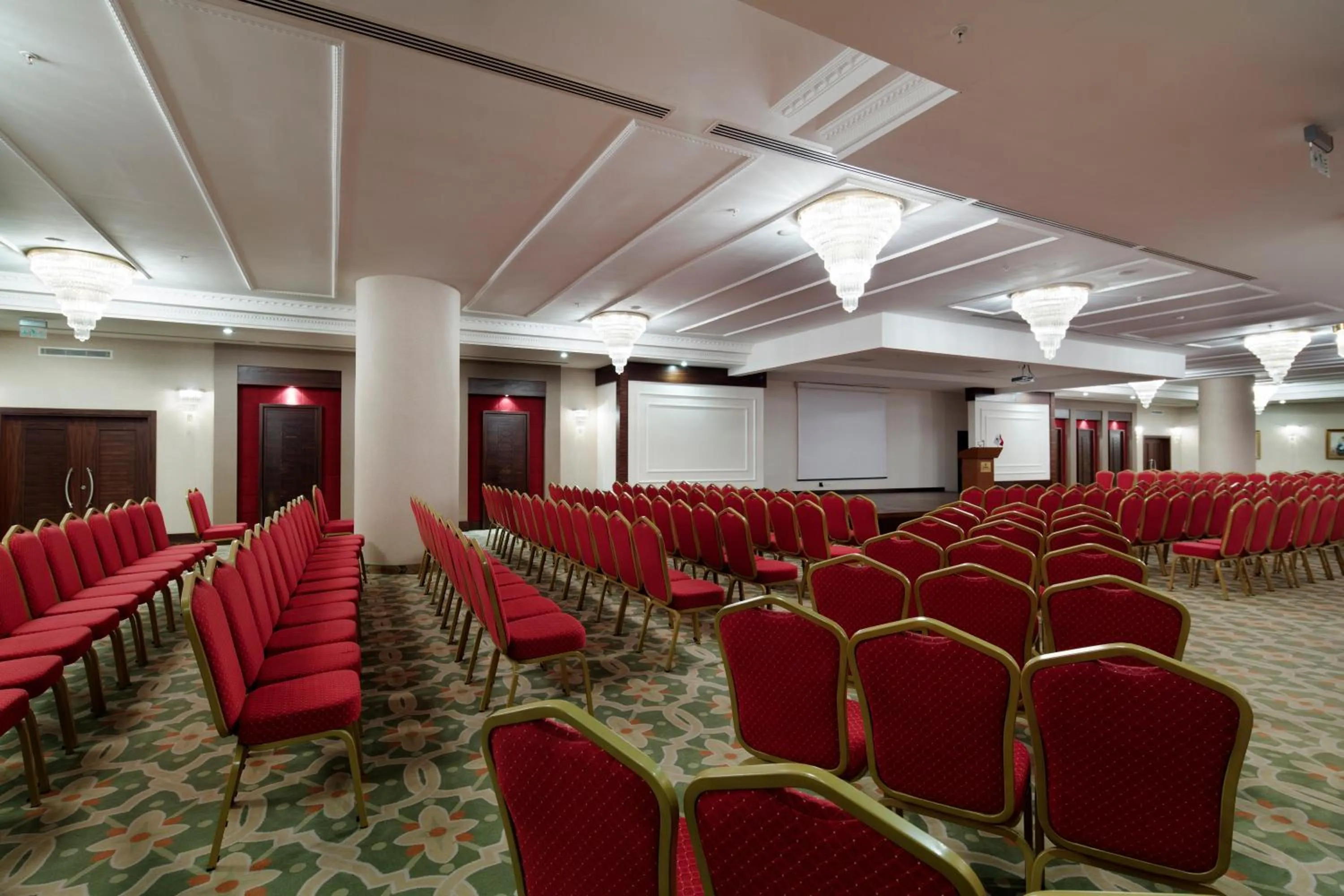 Communal lounge/ TV room in Saphir Resort & Spa