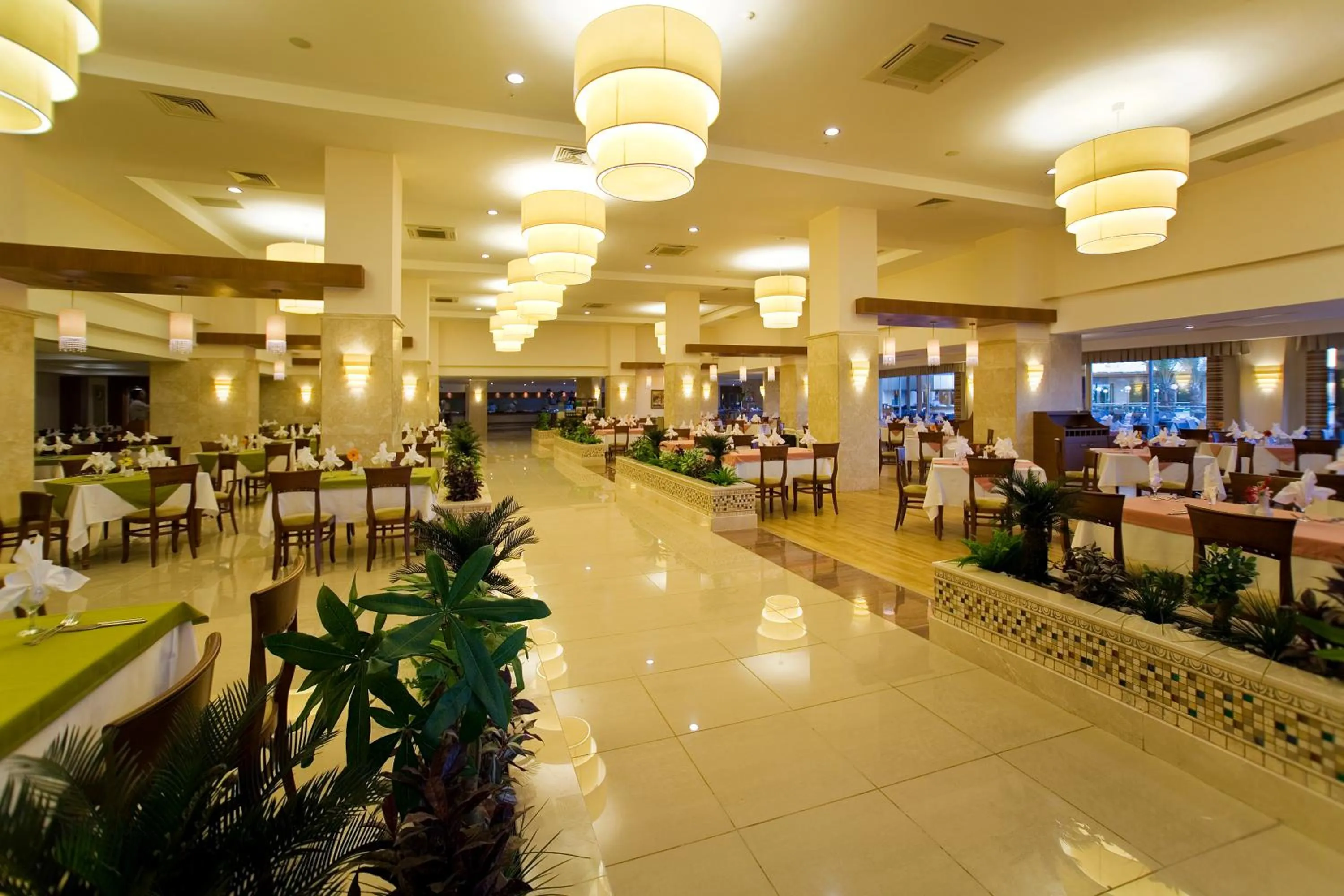 Restaurant/places to eat in Saphir Resort & Spa