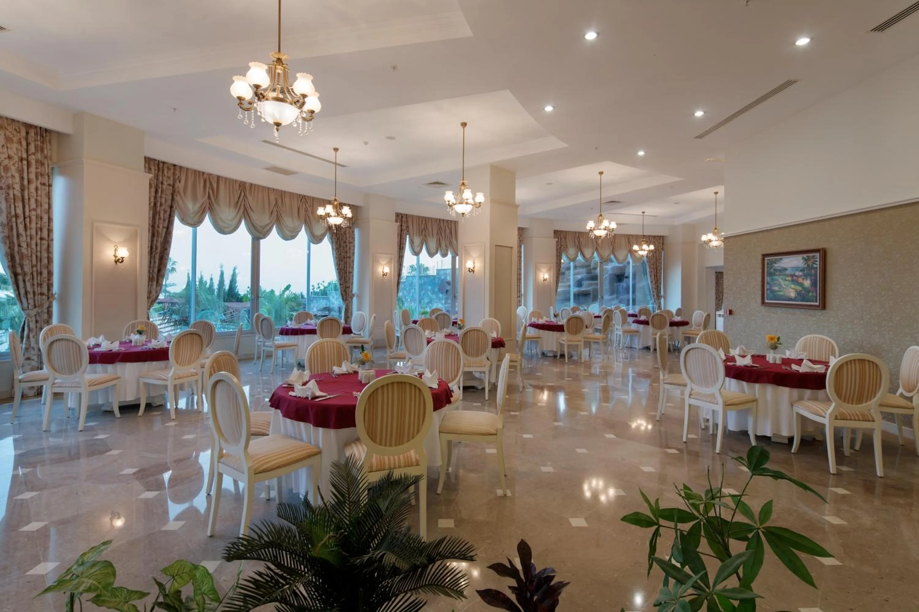 Restaurant/places to eat in Saphir Resort & Spa