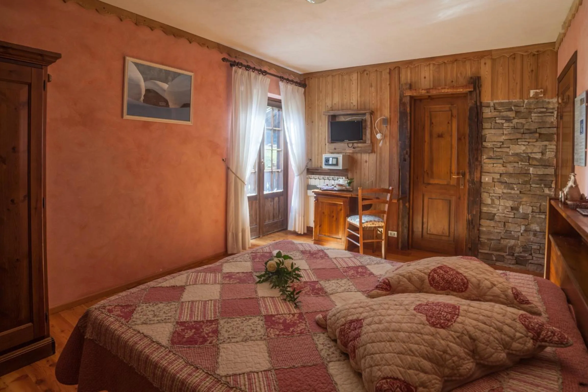 Photo of the whole room, Bed in Albergo Boule de Neige