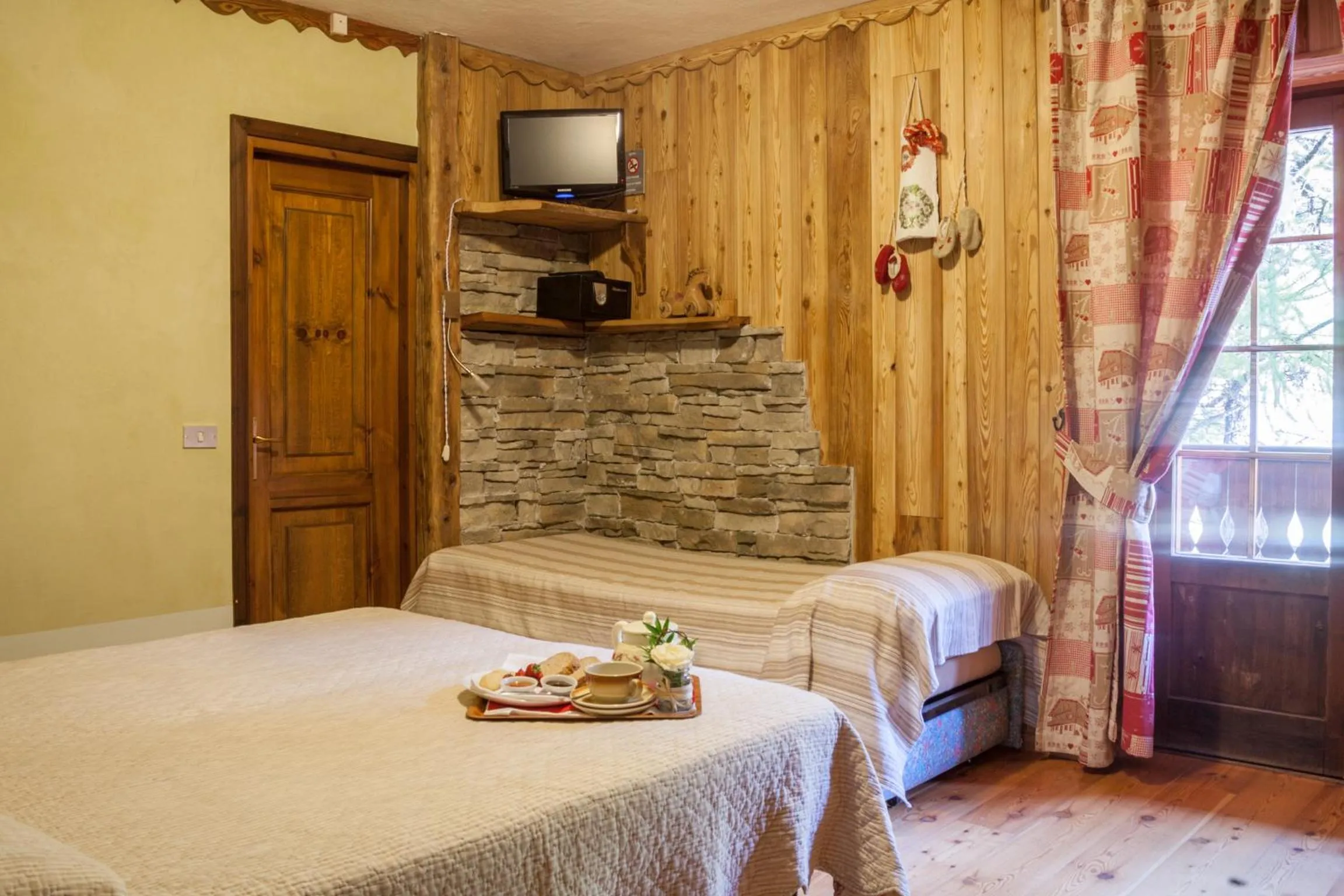 Bedroom, Bed in Albergo Boule de Neige