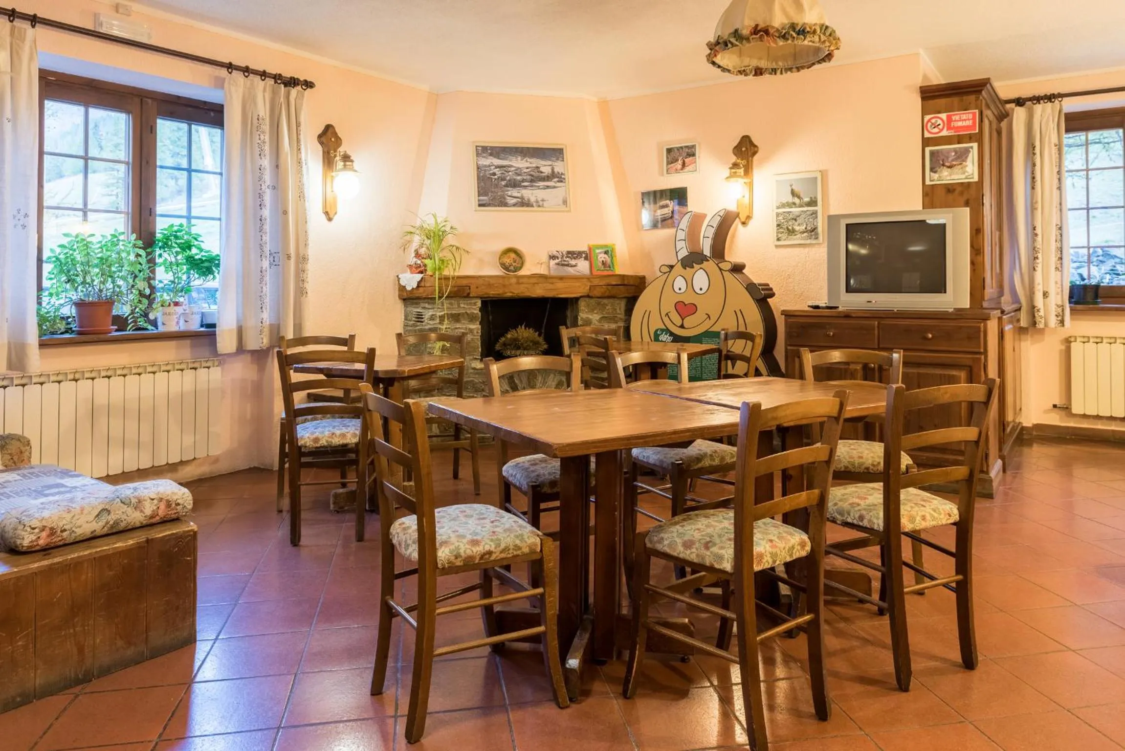 Communal lounge/ TV room in Albergo Boule de Neige