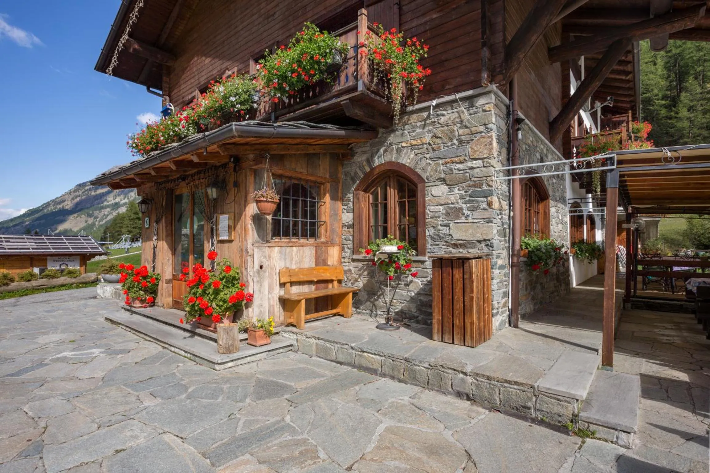 Facade/entrance in Albergo Boule de Neige