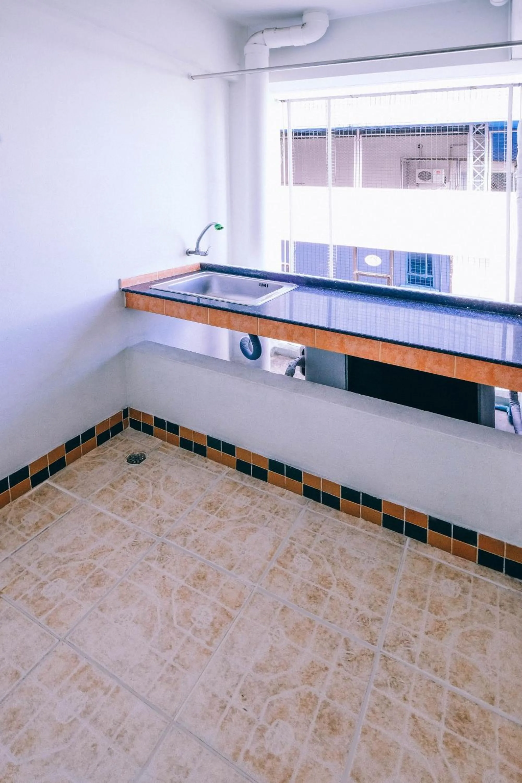 Balcony/Terrace, Kitchen/Kitchenette in Golden House @ On-nut Station