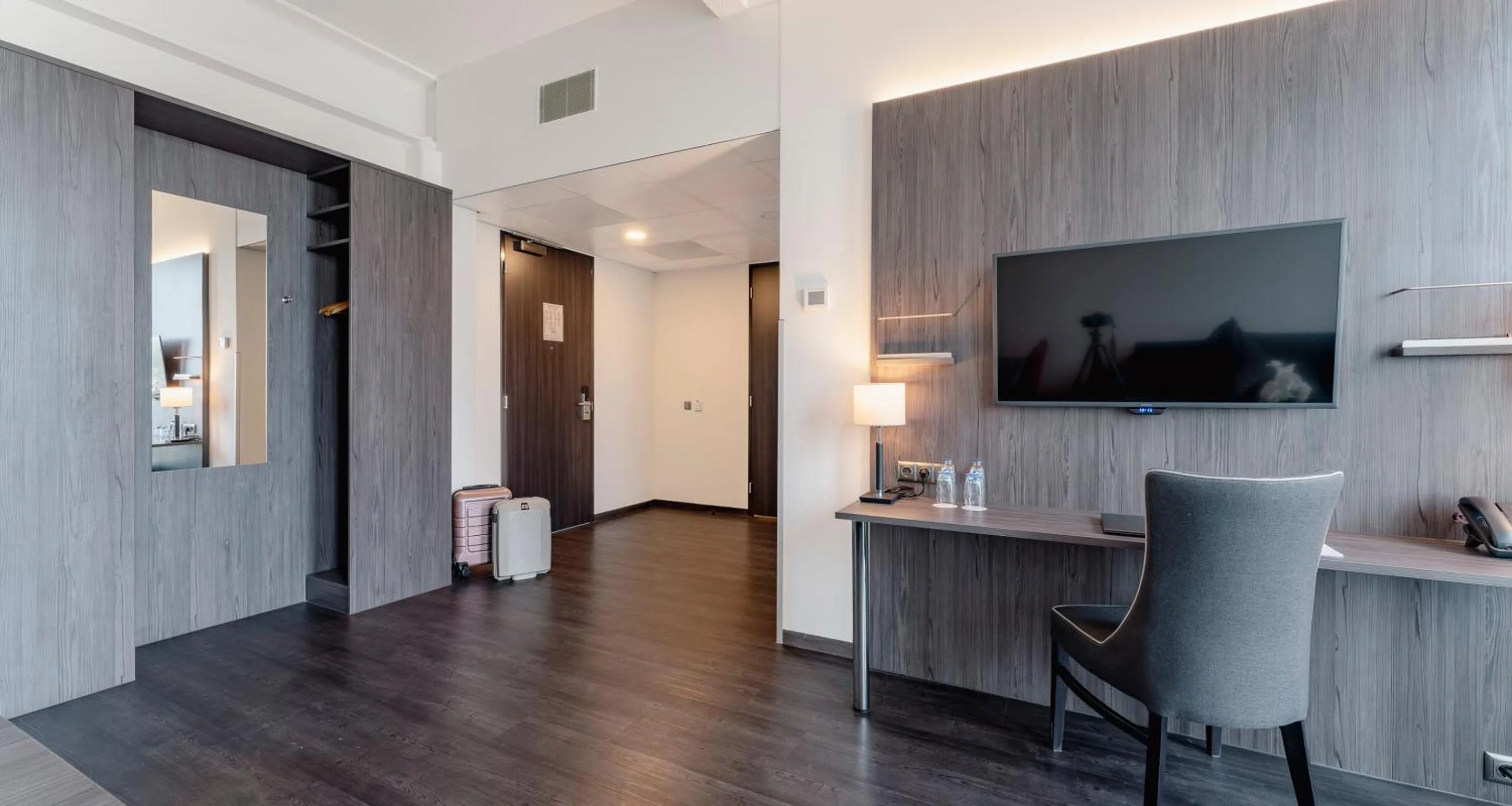 TV and multimedia in PLAZA Premium Almere