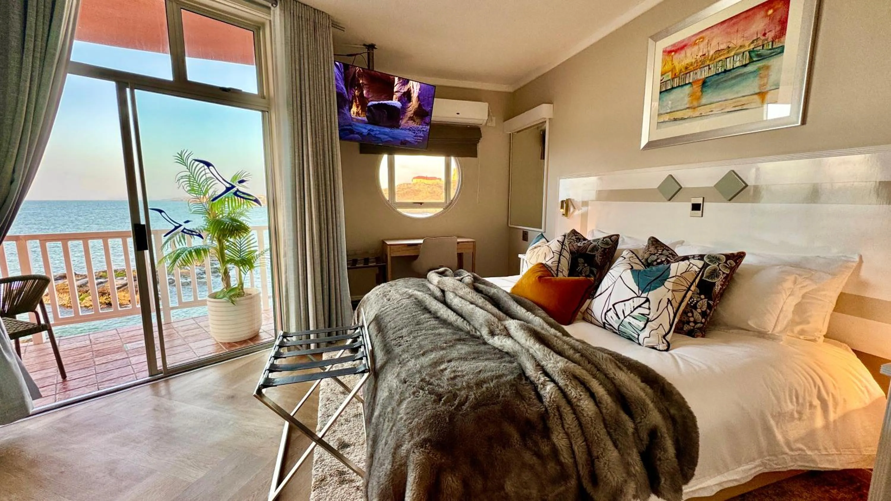 Seating area, Bed in Lüderitz Nest Hotel
