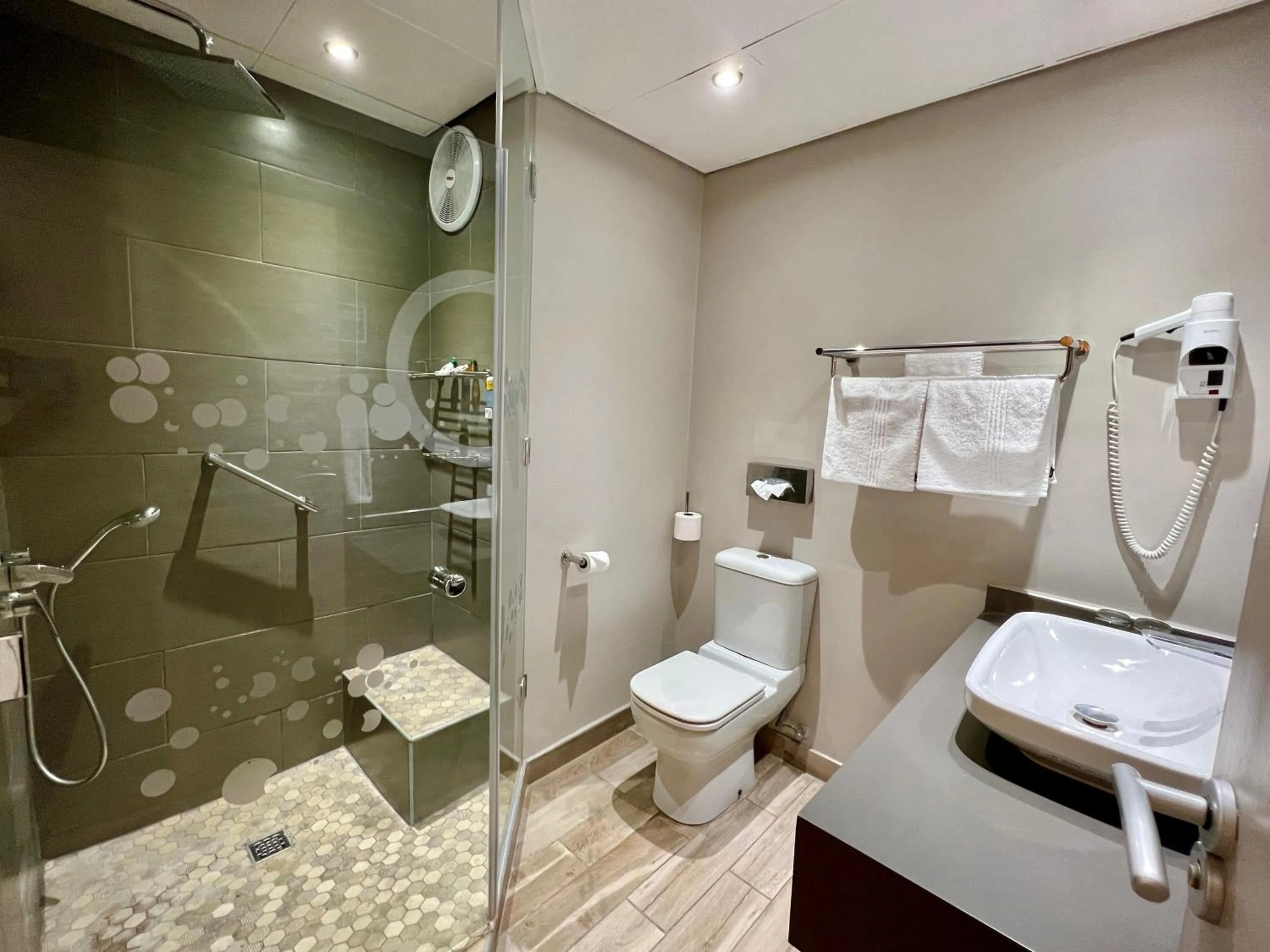 Shower in Lüderitz Nest Hotel