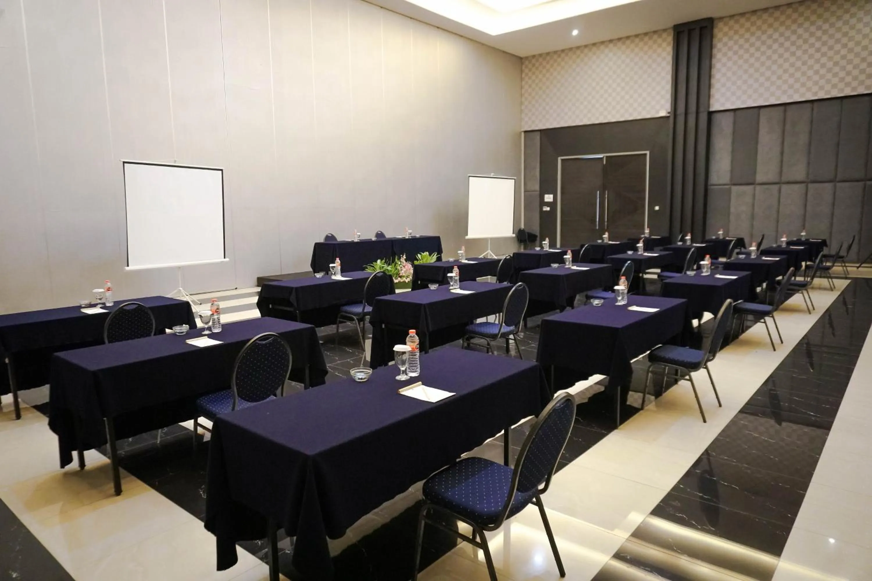 Meeting/conference room in Harmoni Hotel Garut