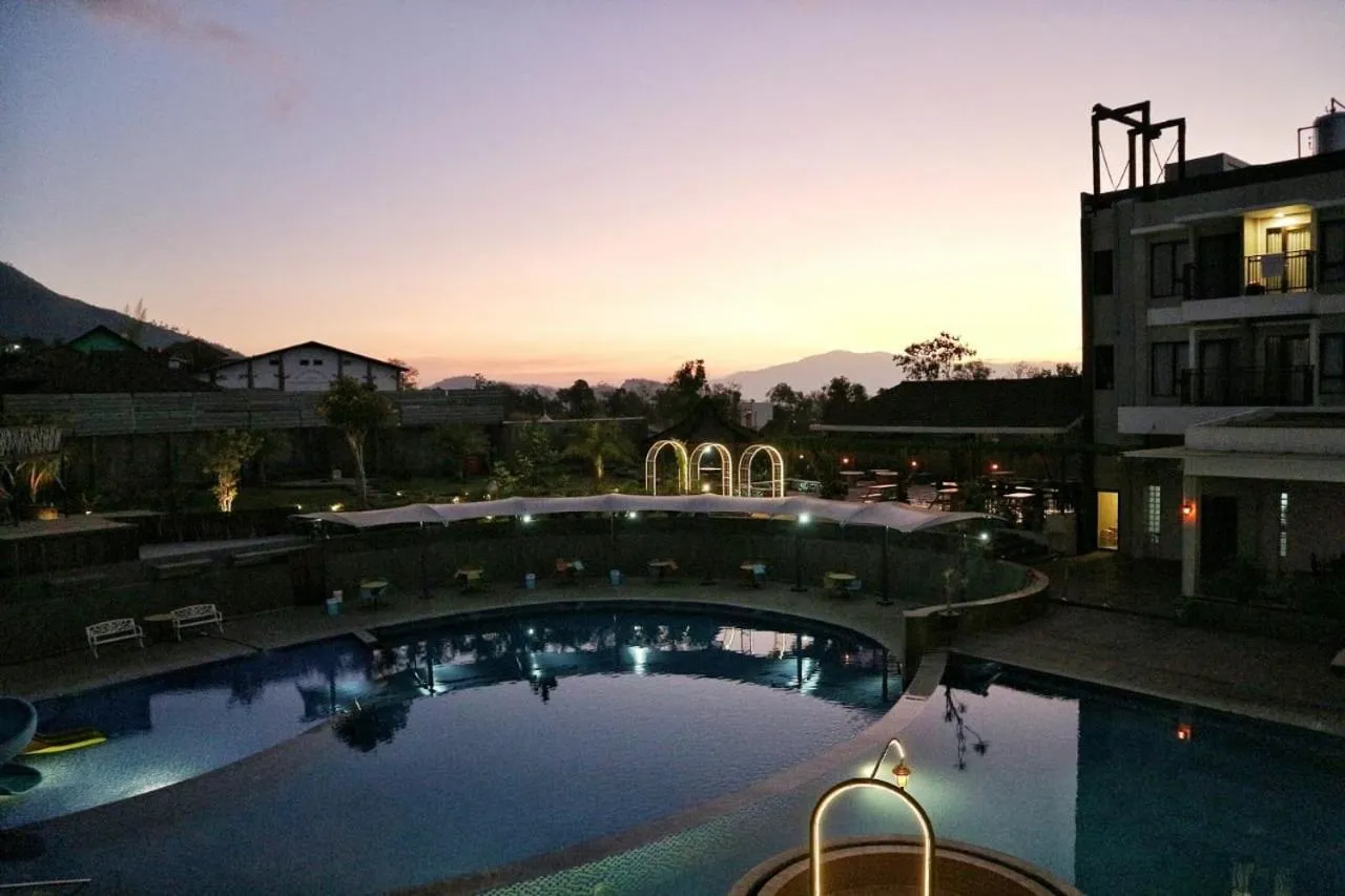 Swimming pool in Harmoni Hotel Garut